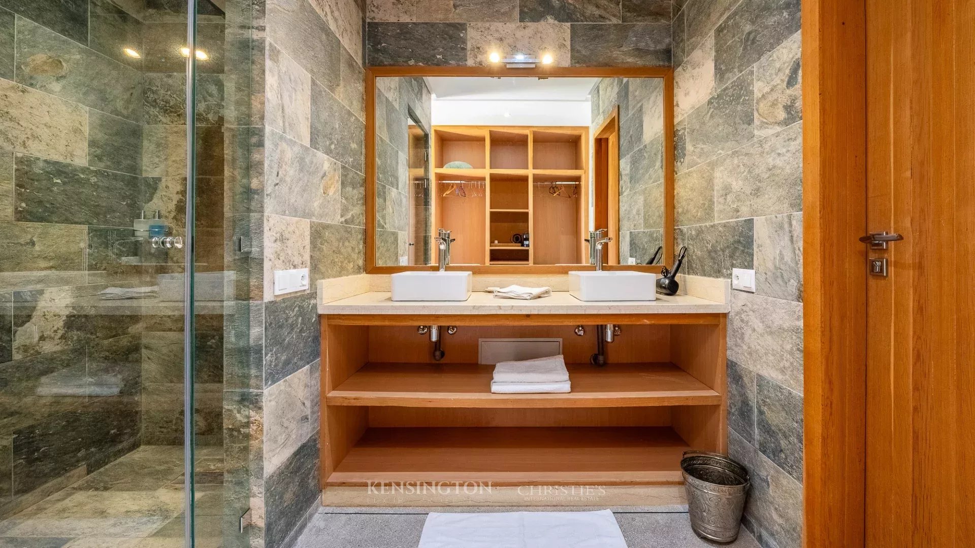 9 Bedroom Villa/Townhouse's Image 30