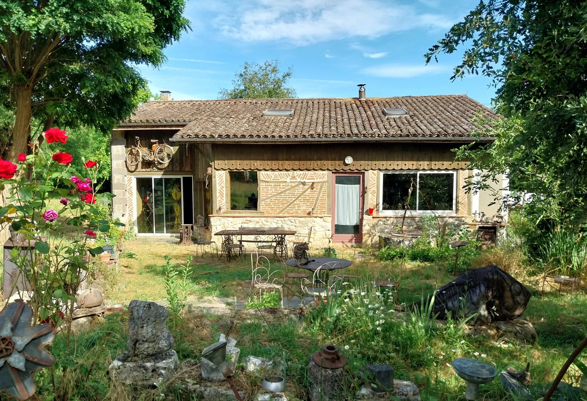 Atypical house, workshop, garden, orchard, well, and spacious meadow