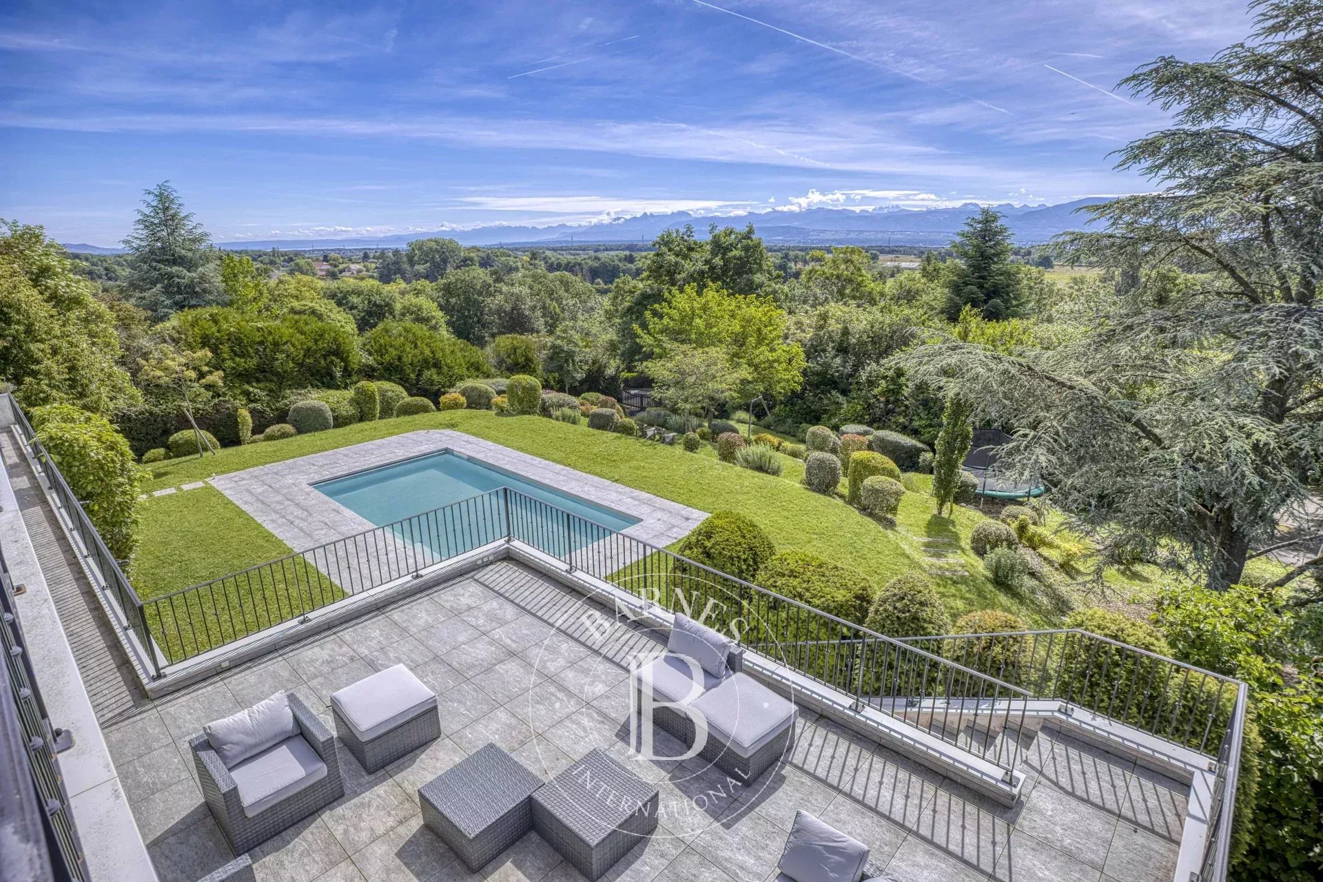 BARNES Pays de Gex - GRILLY - STANDING VILLA - 11 ROOMS - 448 M² - MONT-BLANC & LEMAN VIEW