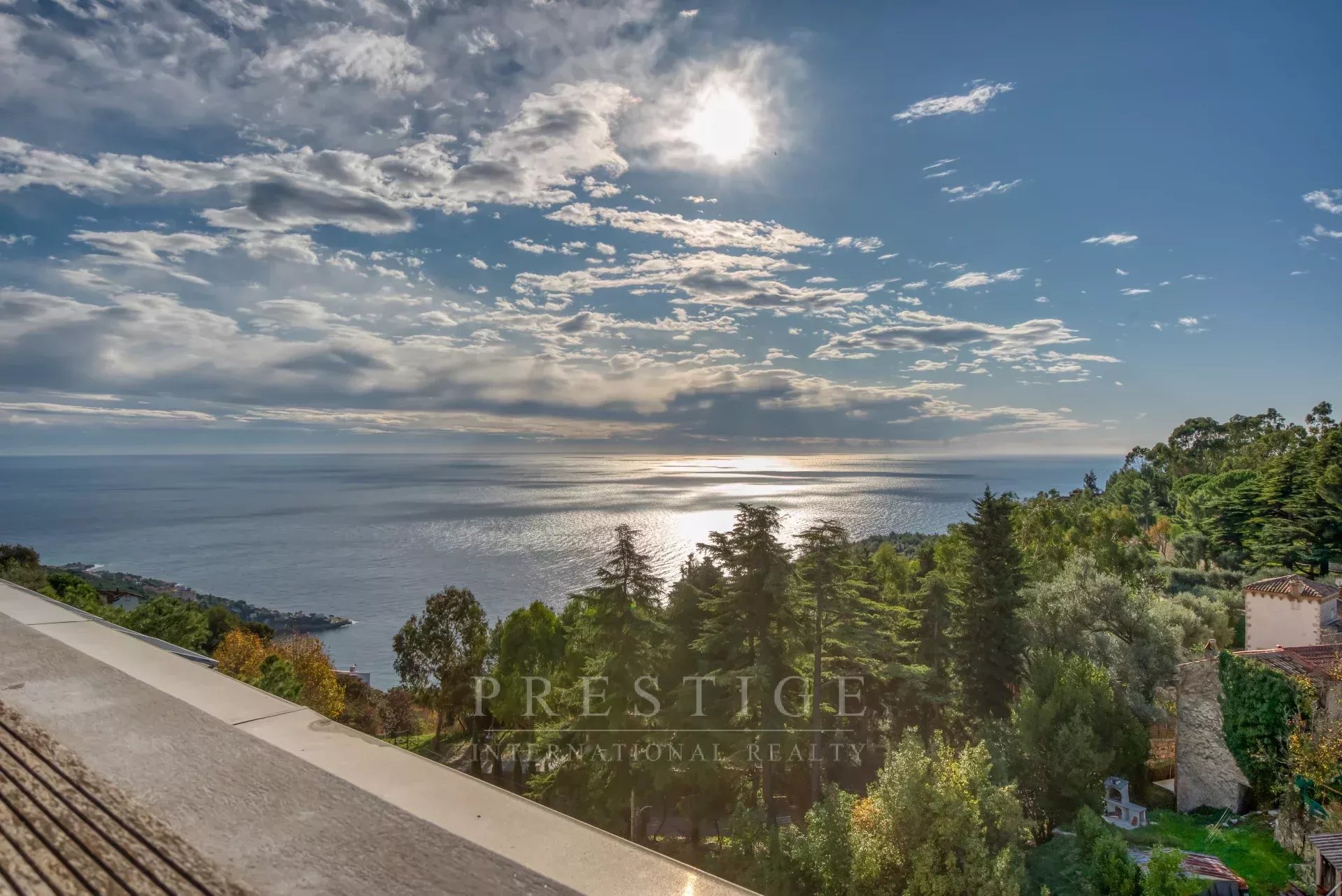 Eze, 2 pieces vue mer avec solarium sur le toit,  cave, parking possible