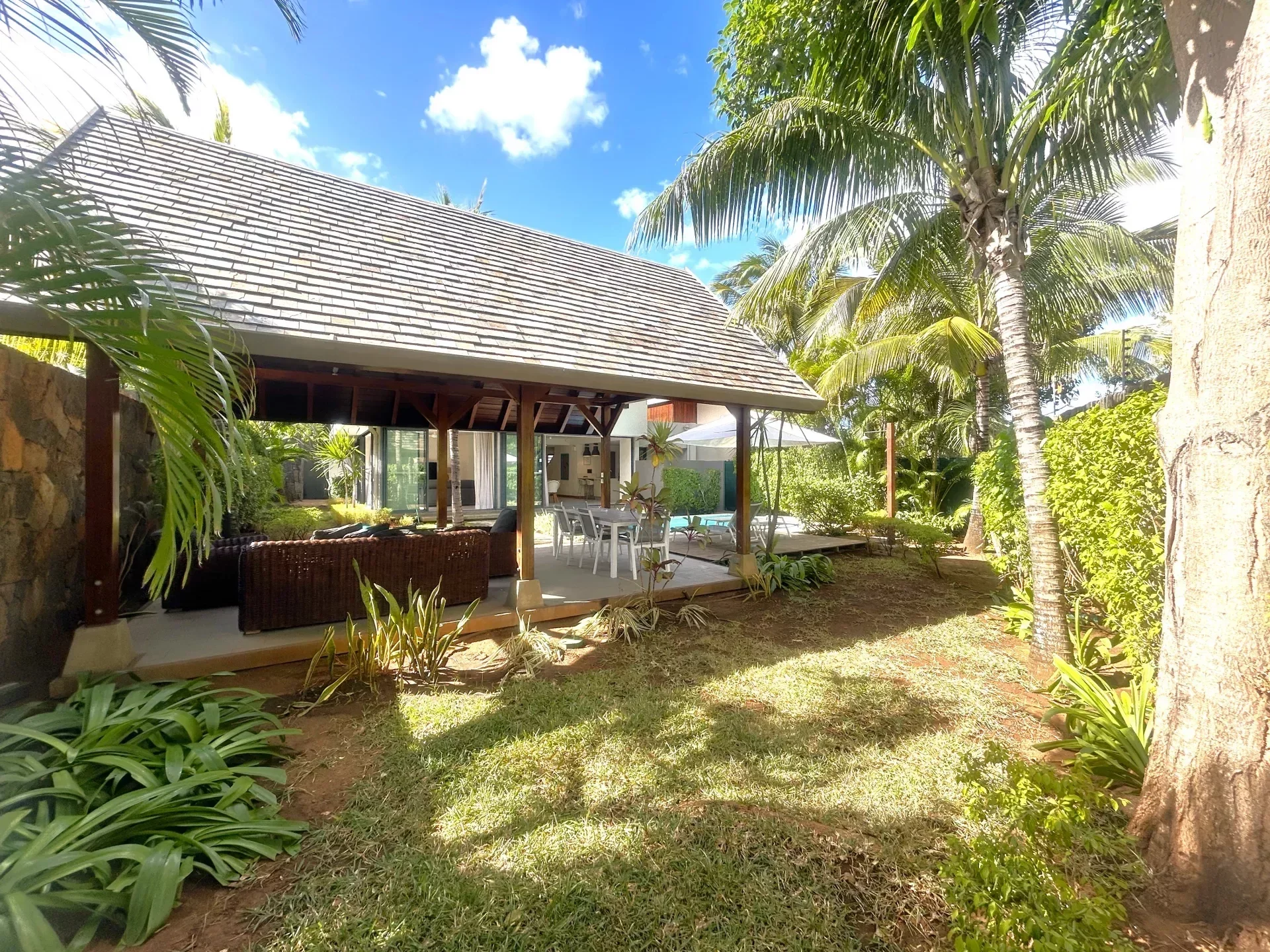 Premium villa for sale with tropical garden and contemporary architecture - photo 4