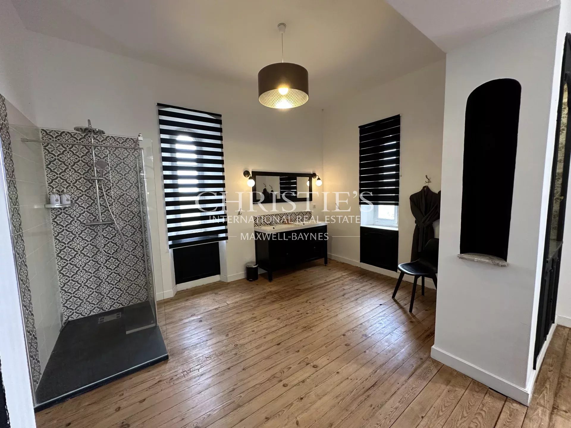 8 Bedroom Vineyard's Image 8