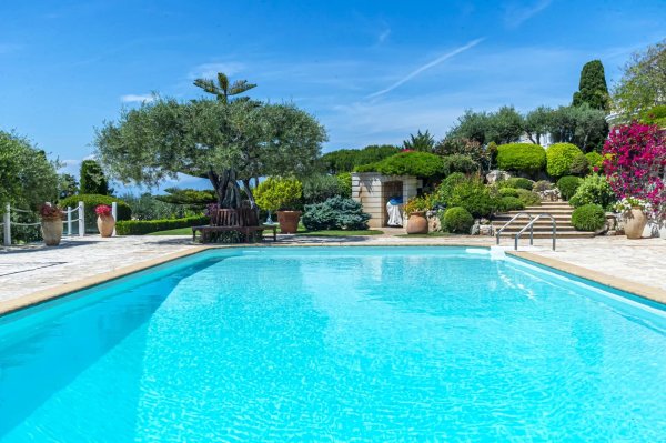 Luxury Villa Antibes: Rare Sea View Family Estate in Cap d'Antibes — photo 6