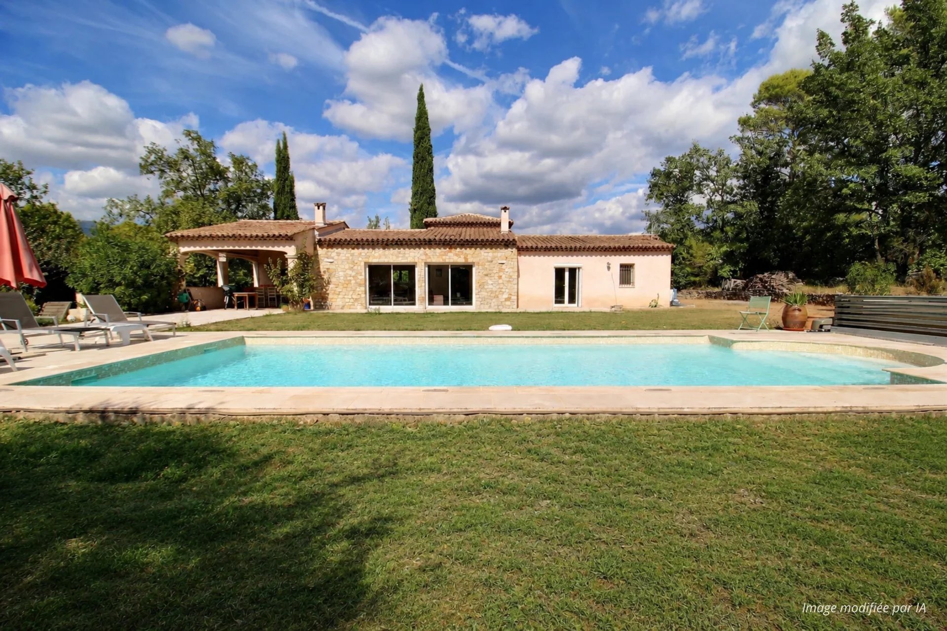 One storey house with pool close to shops - Fayence