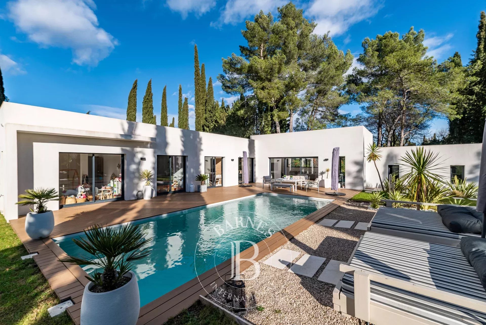 5 min from Valbonne - Contemporary villa in a peaceful environment