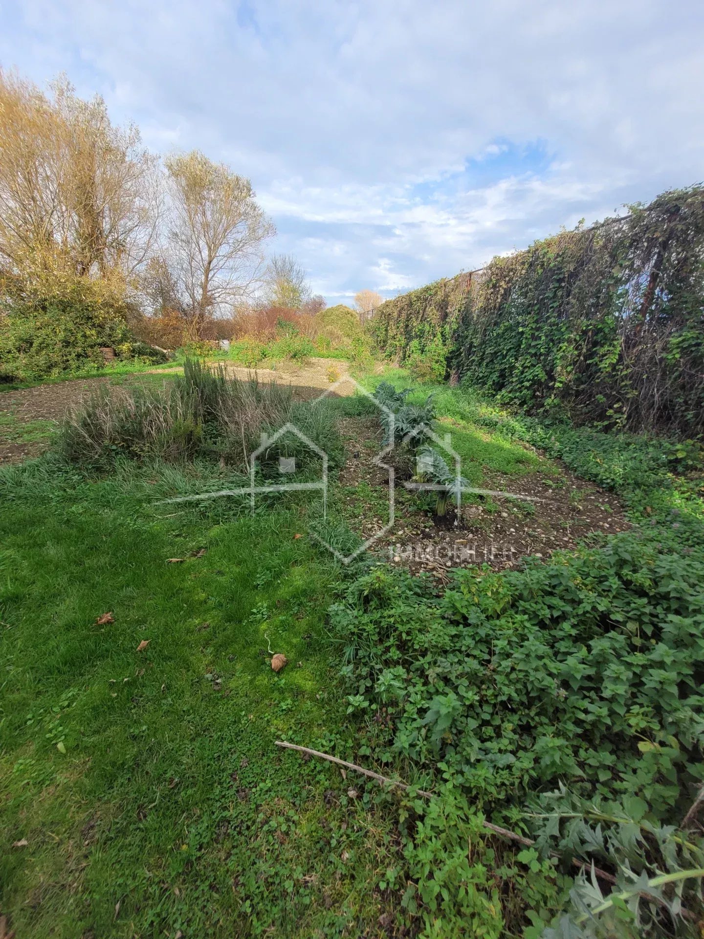 ANNEYRON, maison 2 pièces à rénover avec dépendances