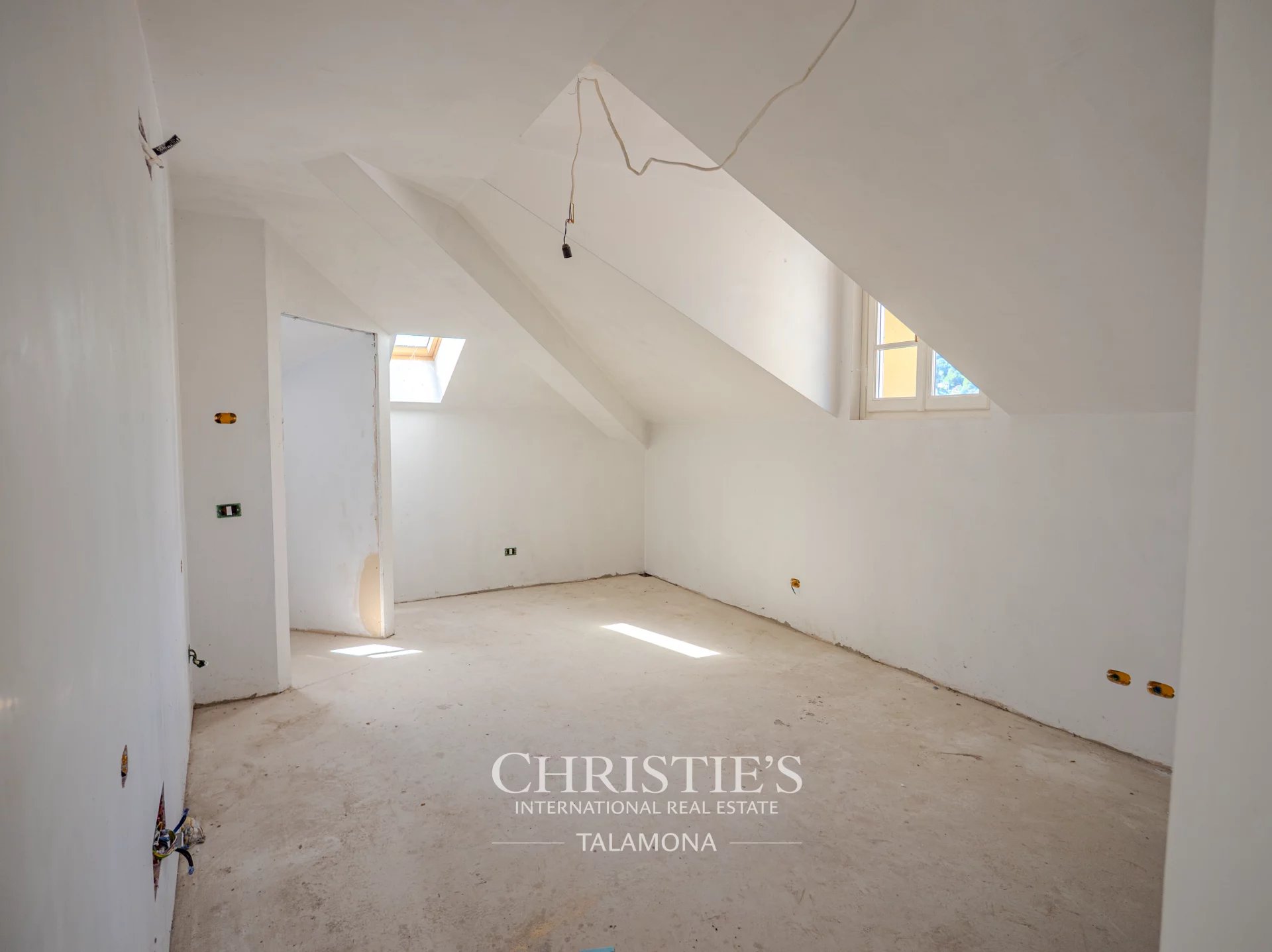 7 Bedroom Villa/Townhouse's Image 24