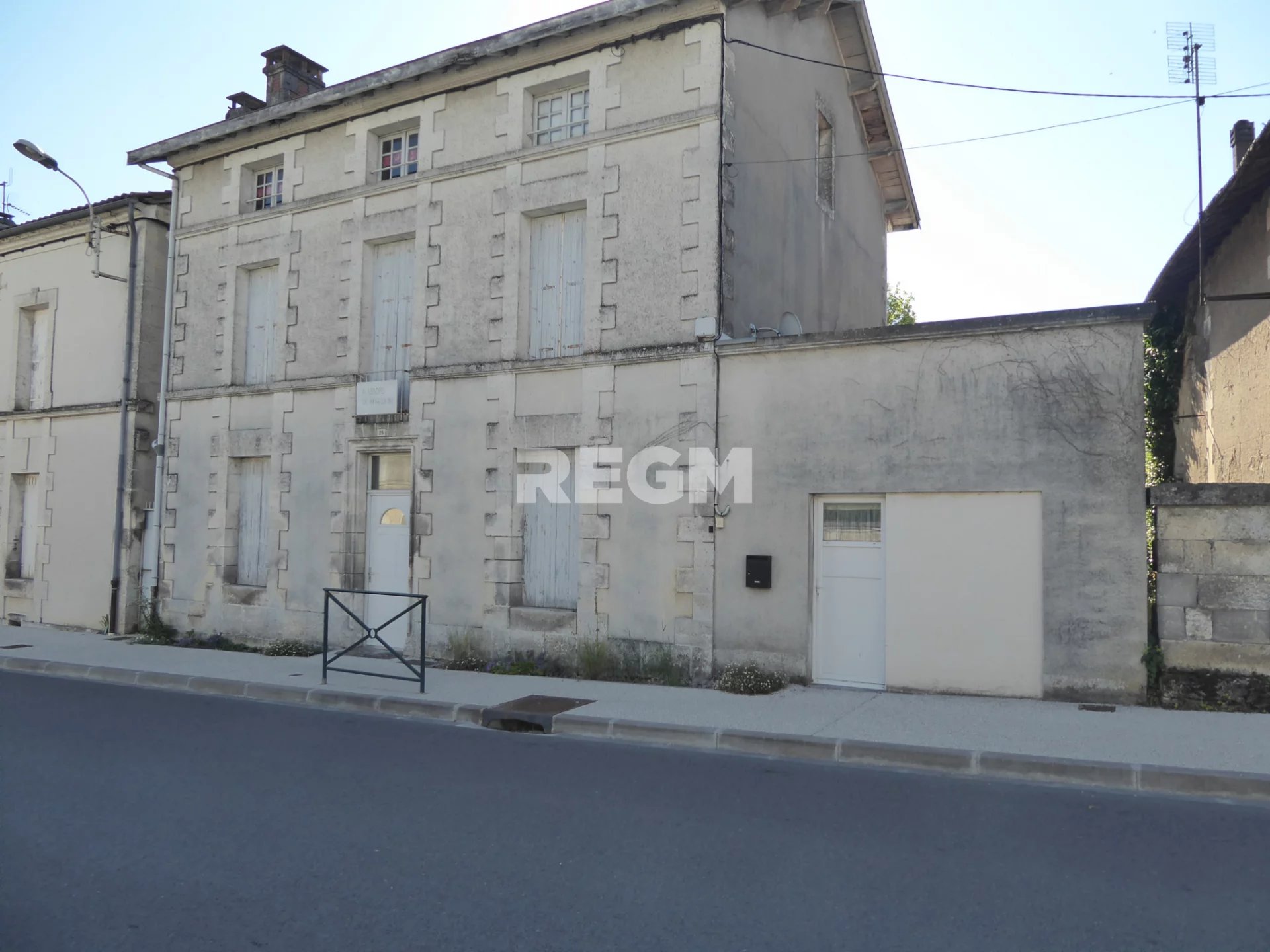 Belle maison de Ville non mitoyenne,près de toute commodité