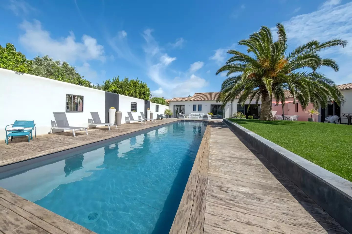 Вилла на острове Ре, 6 спален, бассейн, сад, 340 м²