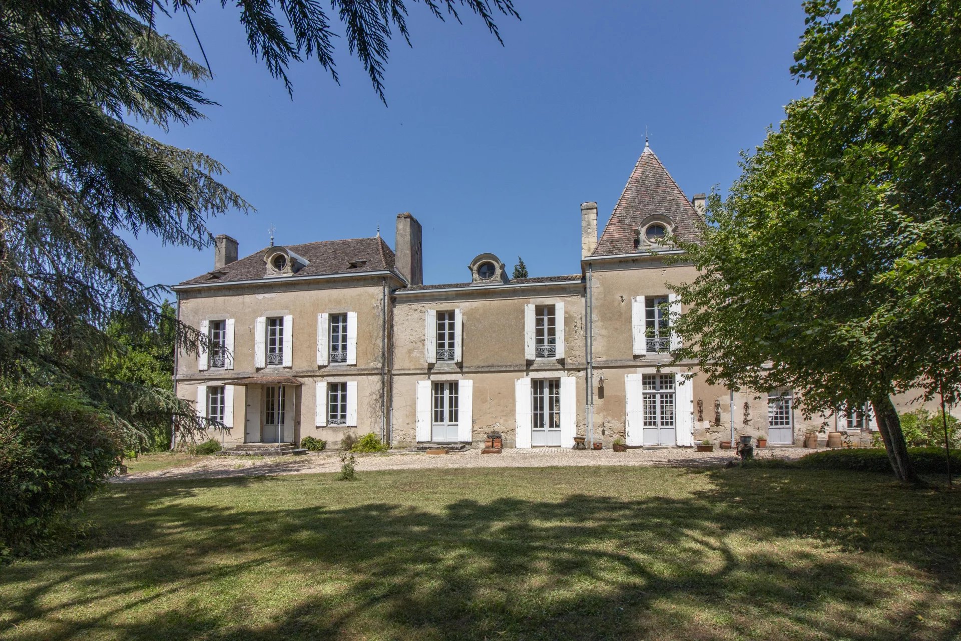 Splendide maison en pierre avec maison d'amis et piscine