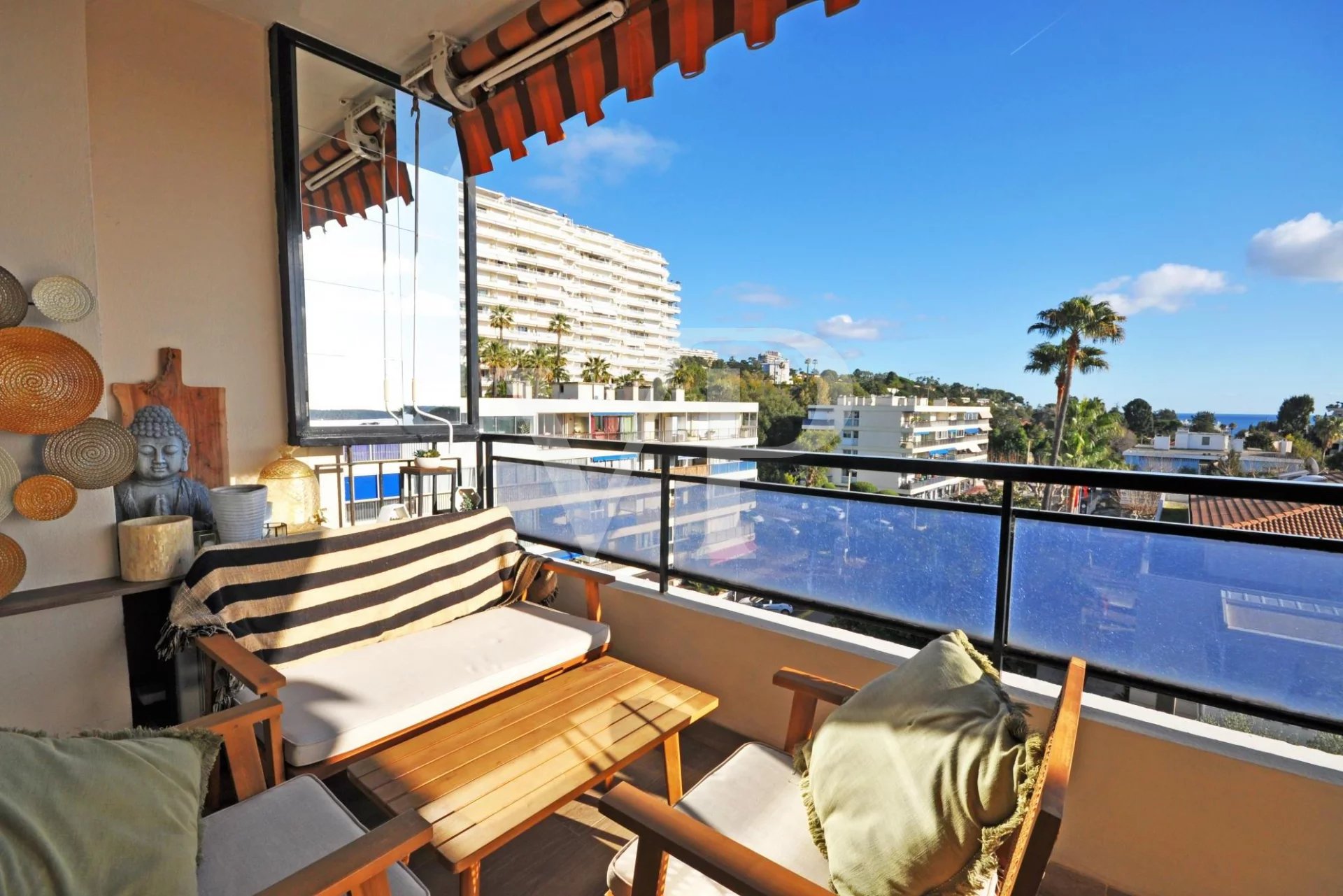 SEA VIEW APARTMENT BETWEEN TOWN AND POINTE CROISETT