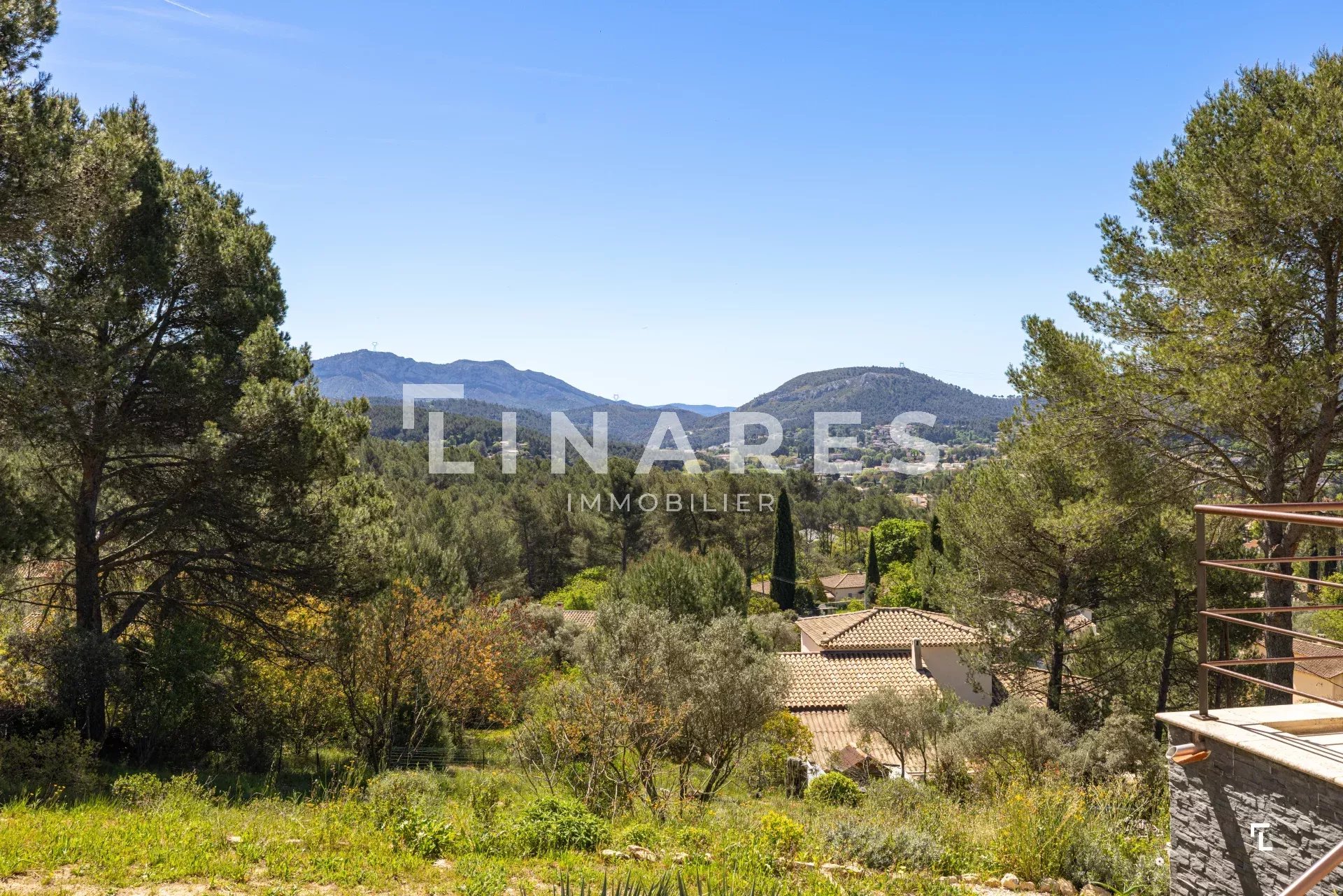 LA DOMINANTE - Villa T6 de 215m² - Terrain 4000m² - 13720 LA BOUILLADISSE