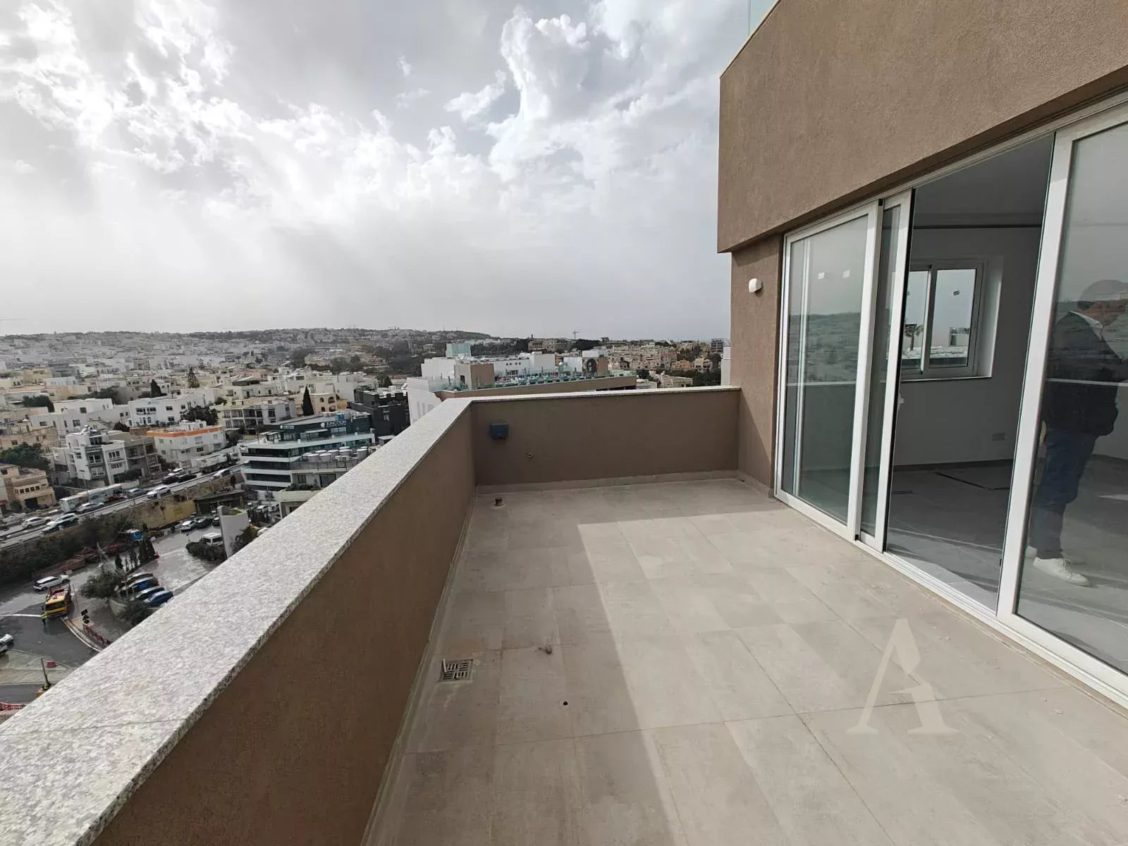 Modern Apartment in Offshore Suites, San Ġiljan with City Views