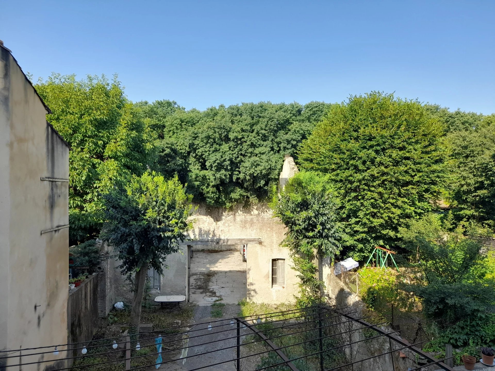 À VENDRE SPACIEUSE MAISON DE VILLAGE AVEC TERRASSE À SAUVE