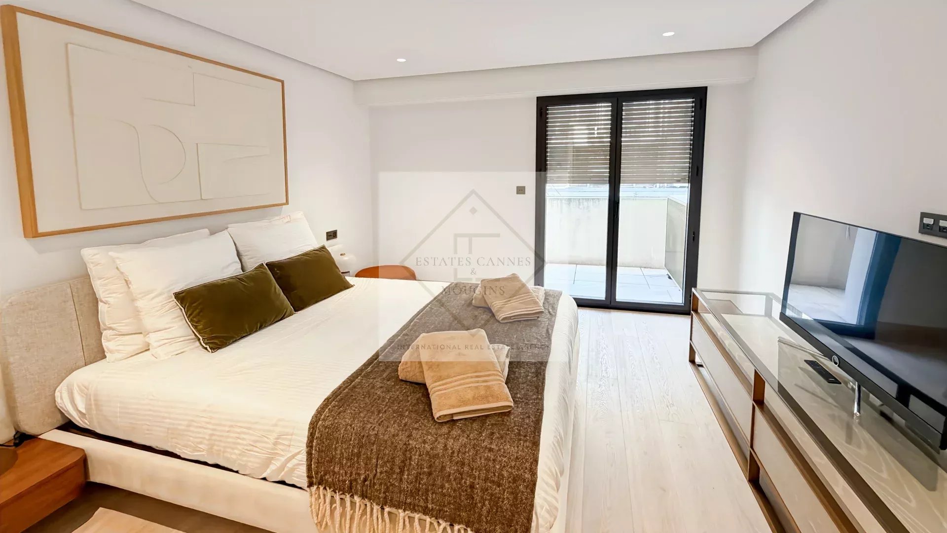 Cannes – Croisette : Appartement d’exception dans résidence historique avec vue mer panoramique — photo 11