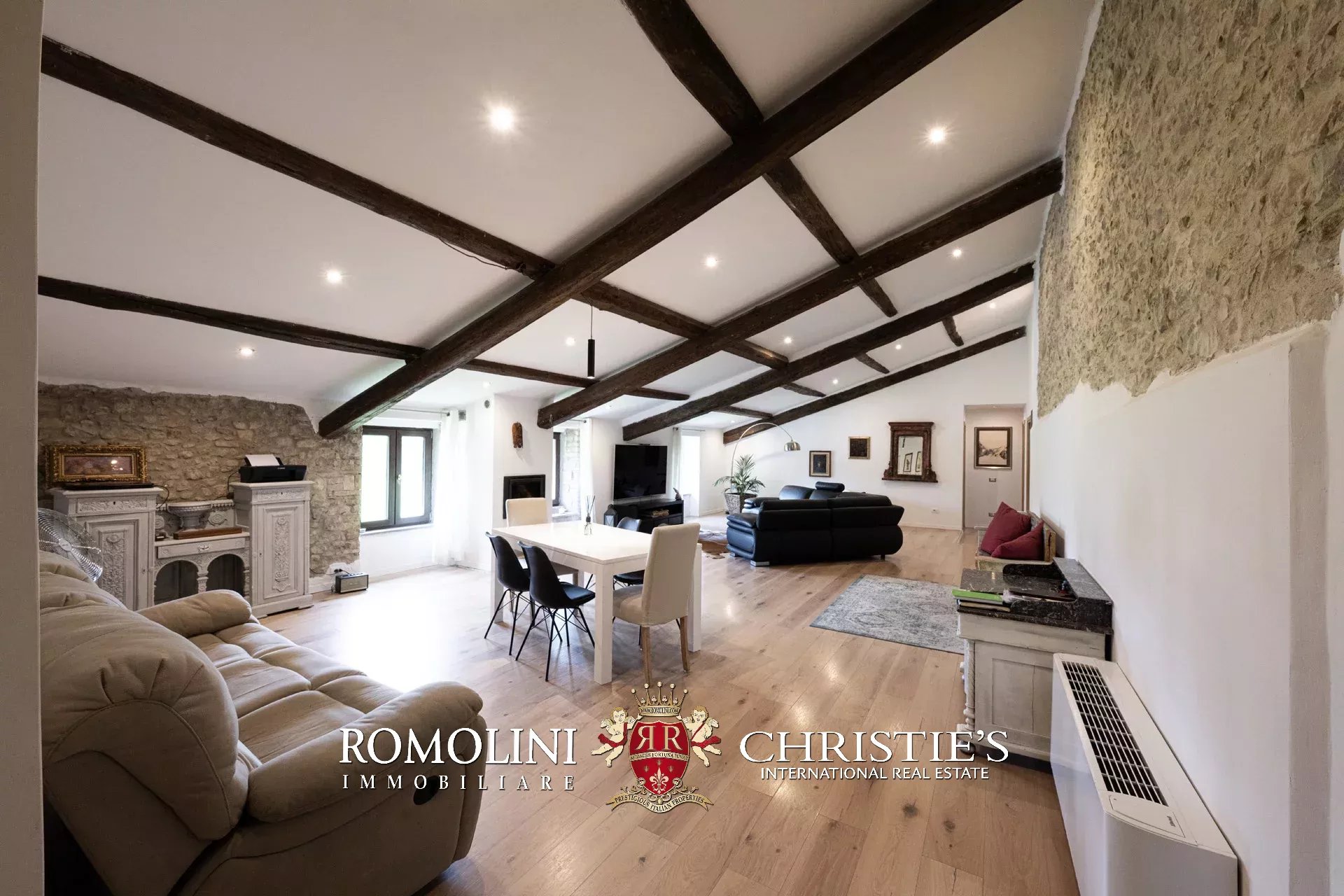 9 Bedroom Villa/Townhouse's Image 39