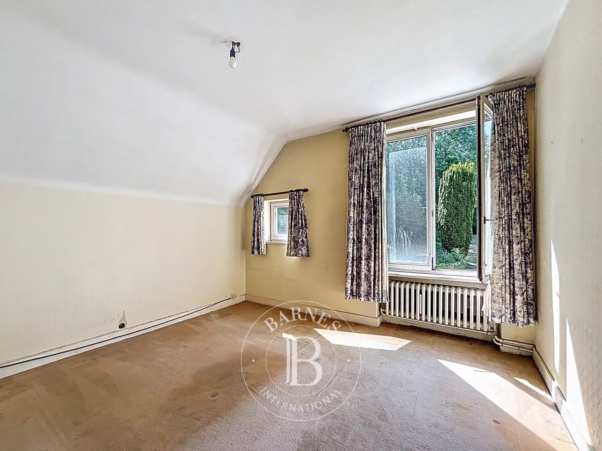 Uccle - House to renovate - Beautiful land of 55 ares