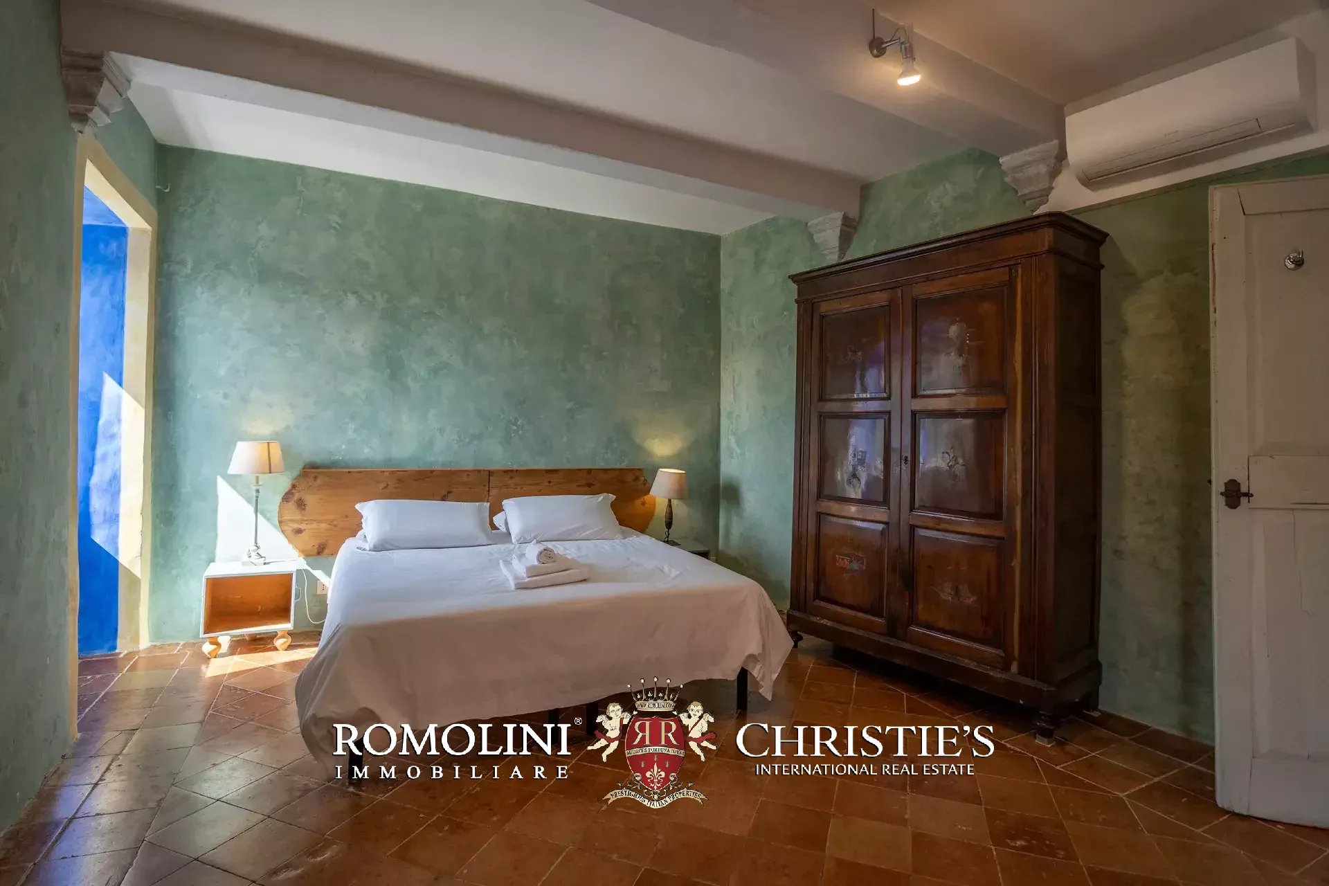10 Bedroom Villa/Townhouse's Image 113