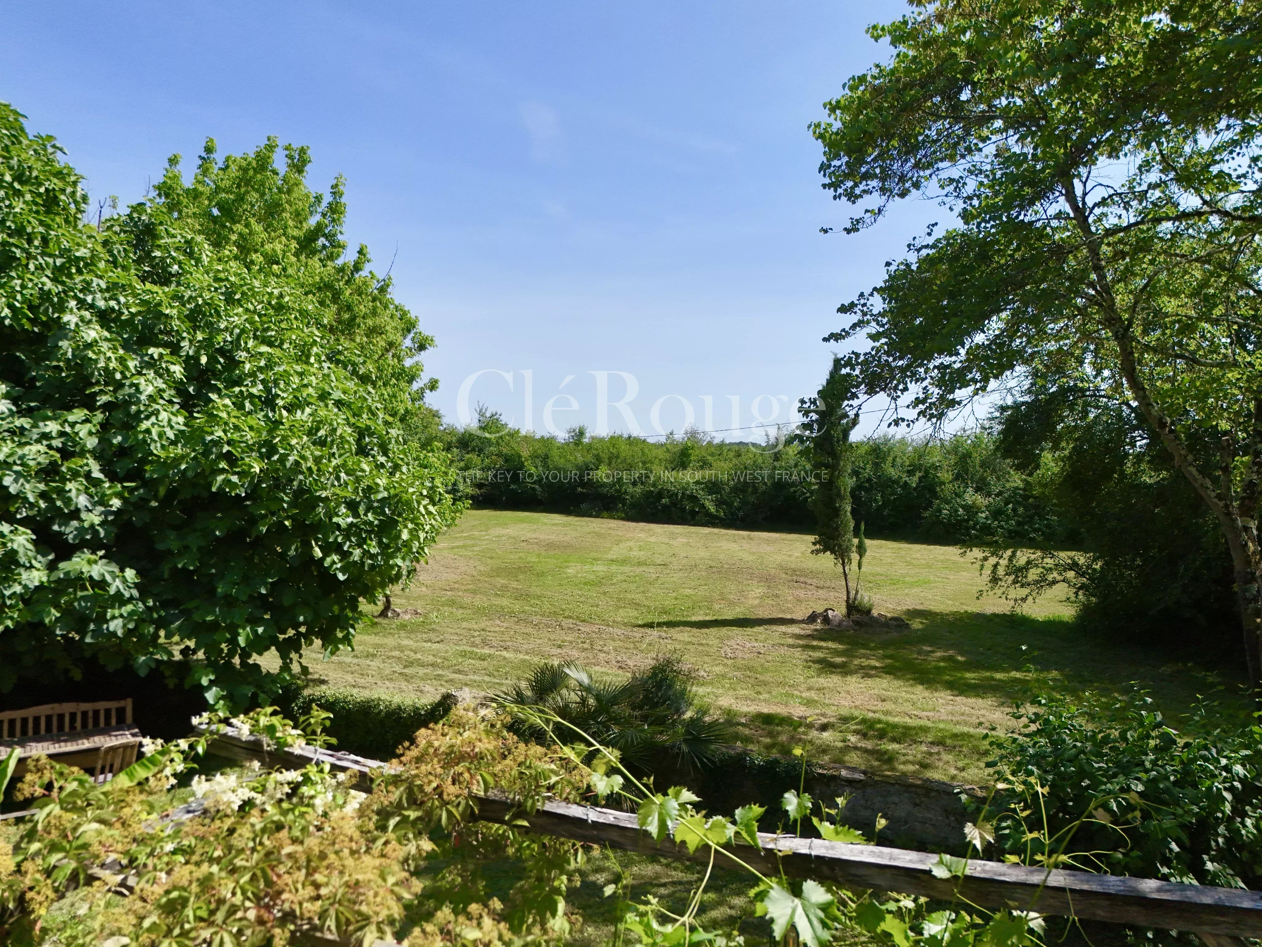 15 minutes from Monségur – Stunning 5-bedroom stone property