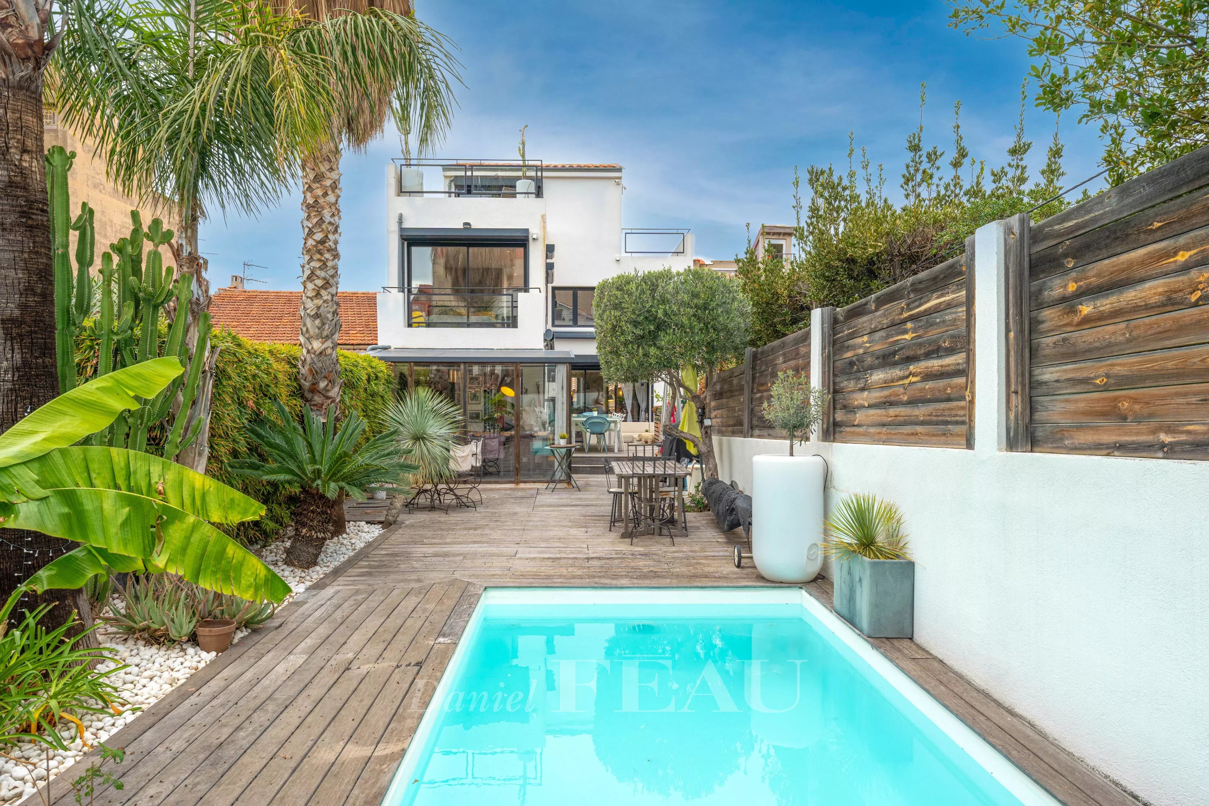 Marseille 7ème – Maison familiale vue mer avec jardin et piscine