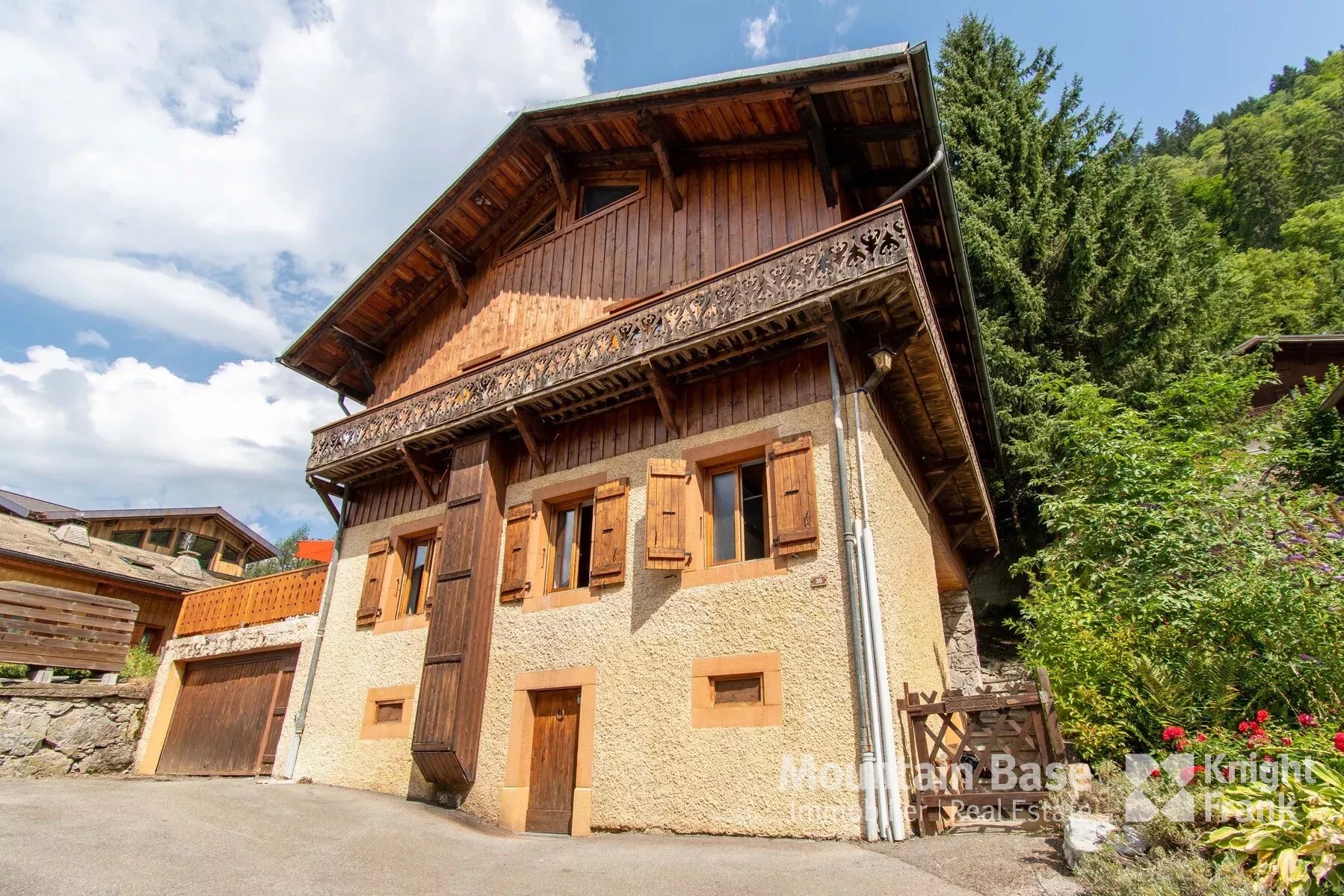 Photo of 6 bedroom chalet in a sought-after area