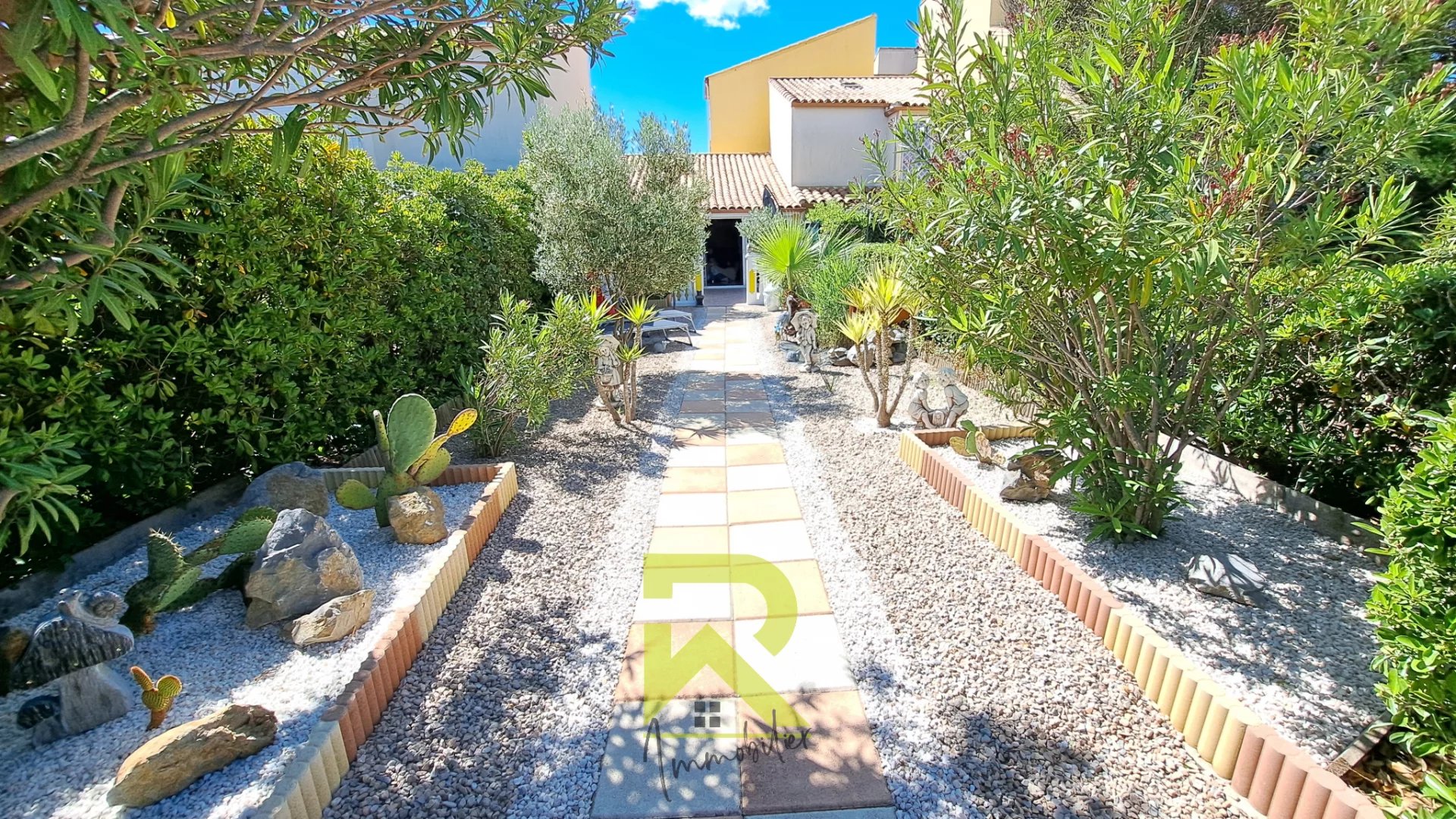 Superbe F2 rénové avec grand jardin à 150 m de la plage   Na