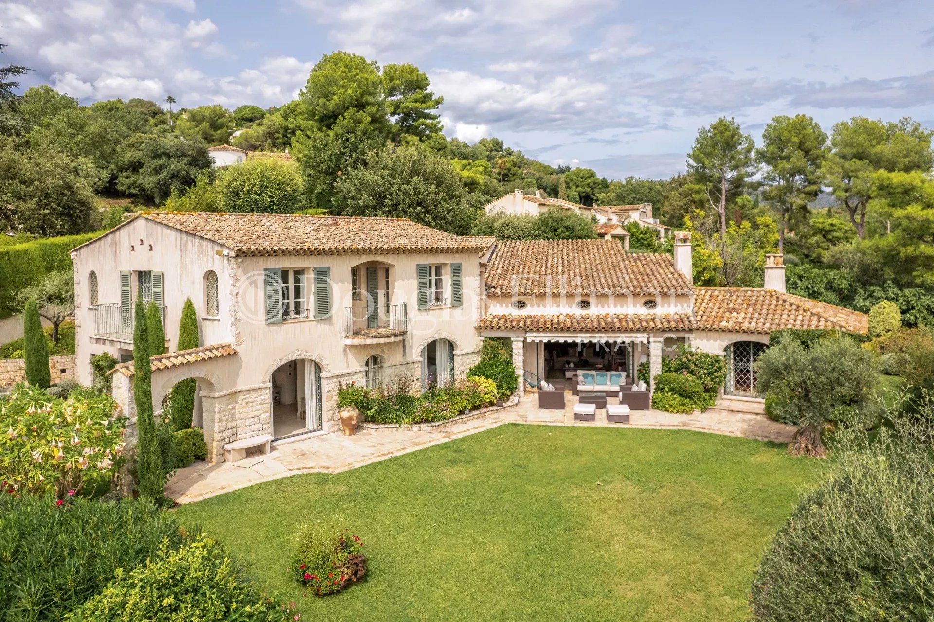 SAINT PAUL DE VENCE : Une Superbe villa avec vue mer dans un domaine privé - Image nᵒ2