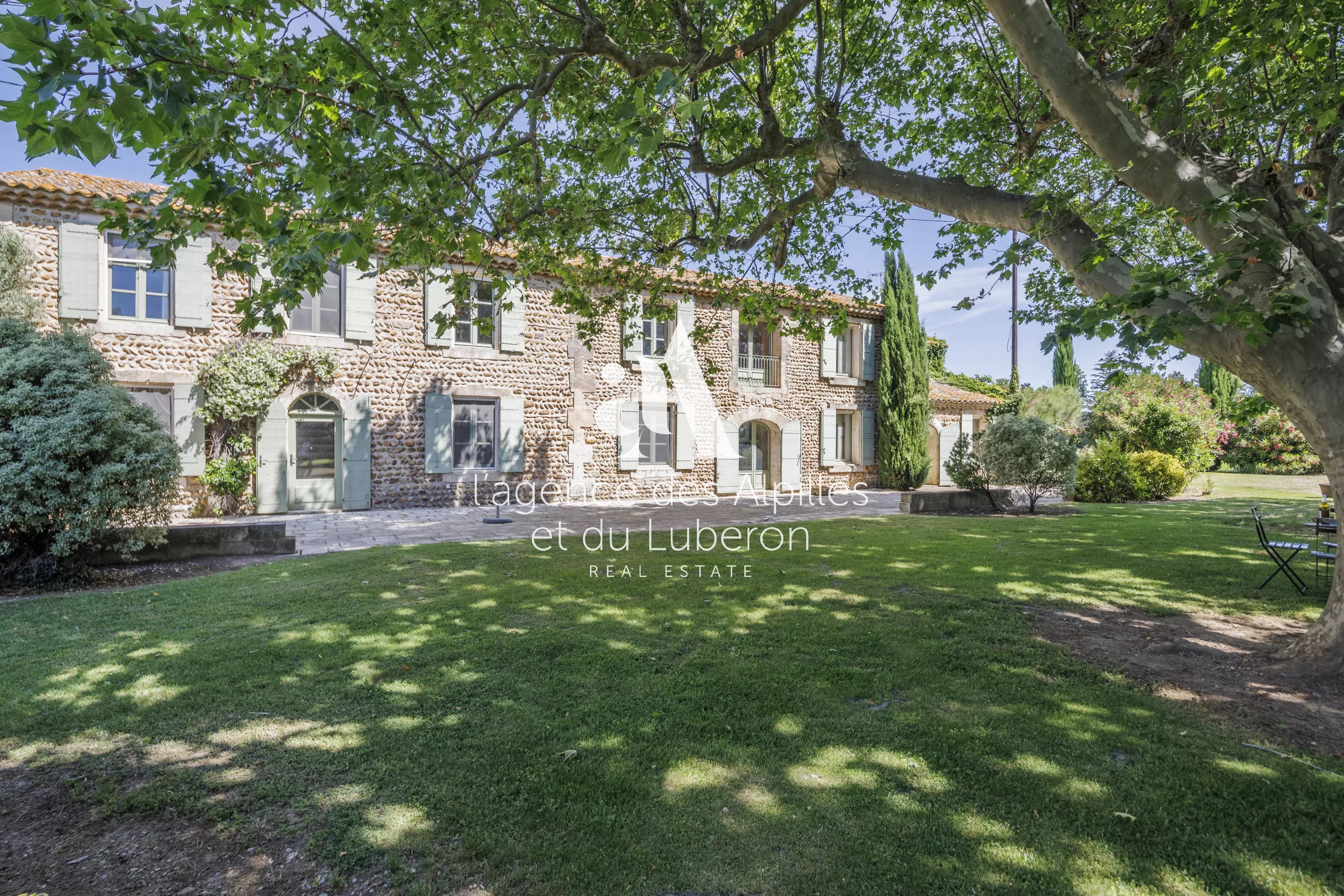 Charming Mas with 13 Rooms in Saint-Martin-de-Crau
