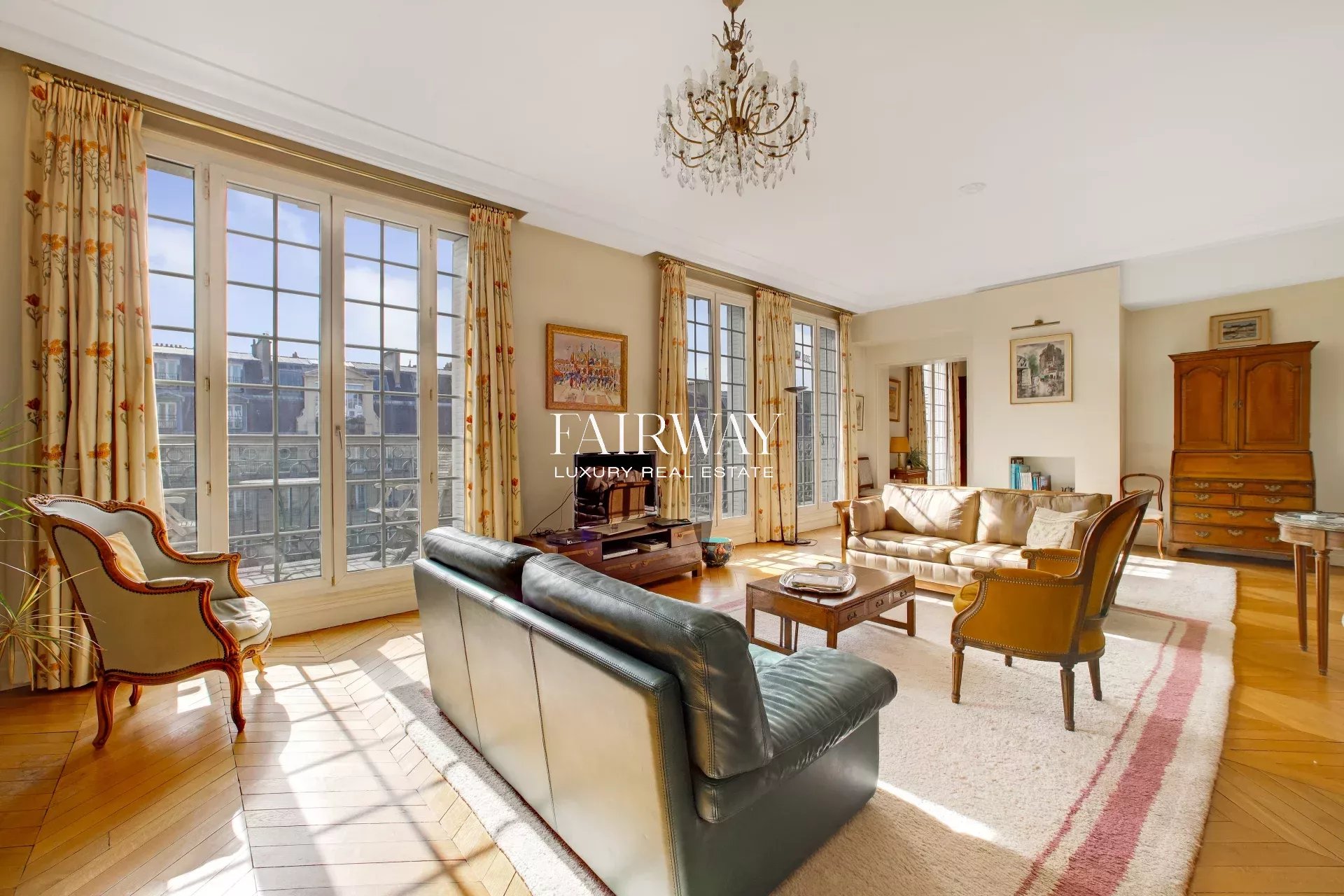 Duplex 240 m² aux derniers étages avec balcon