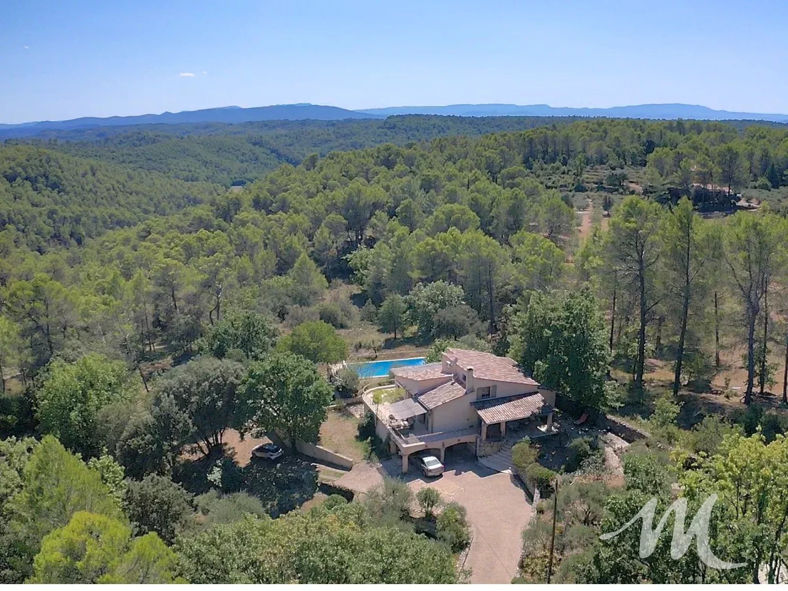 Villa de caractère au cœur d’un écrin de verdure planté de 92 Oliviers et piscine