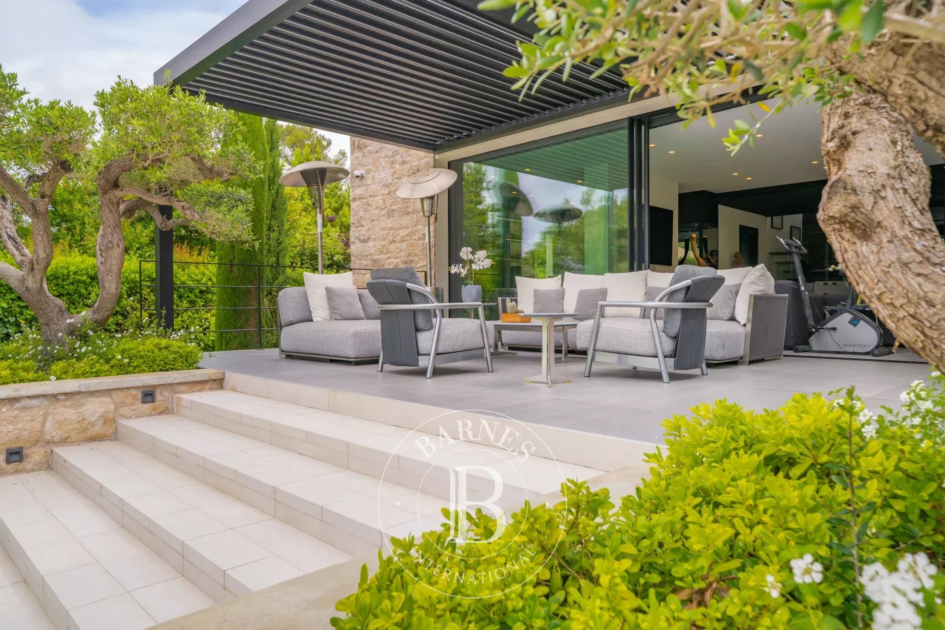 Mougins, superb modern villa, just like new - picture 9