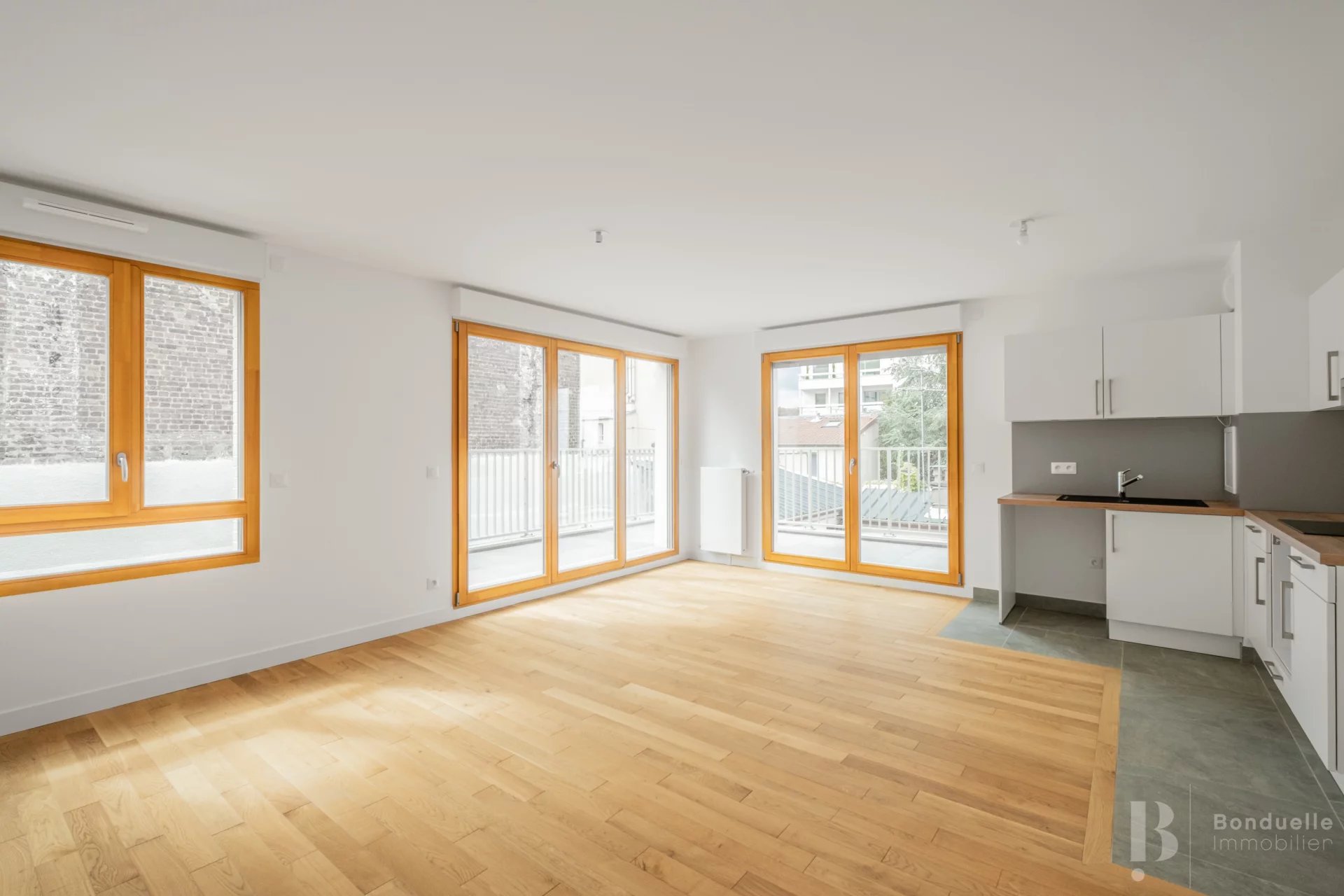 VANVES - RUE SOLFERINO - A LOUER VIDE 4P AU 2E ETAGE AVEC BALCON - SUPERBE IMMEUBLE NEUF - CAVE + 2 PARKINGS