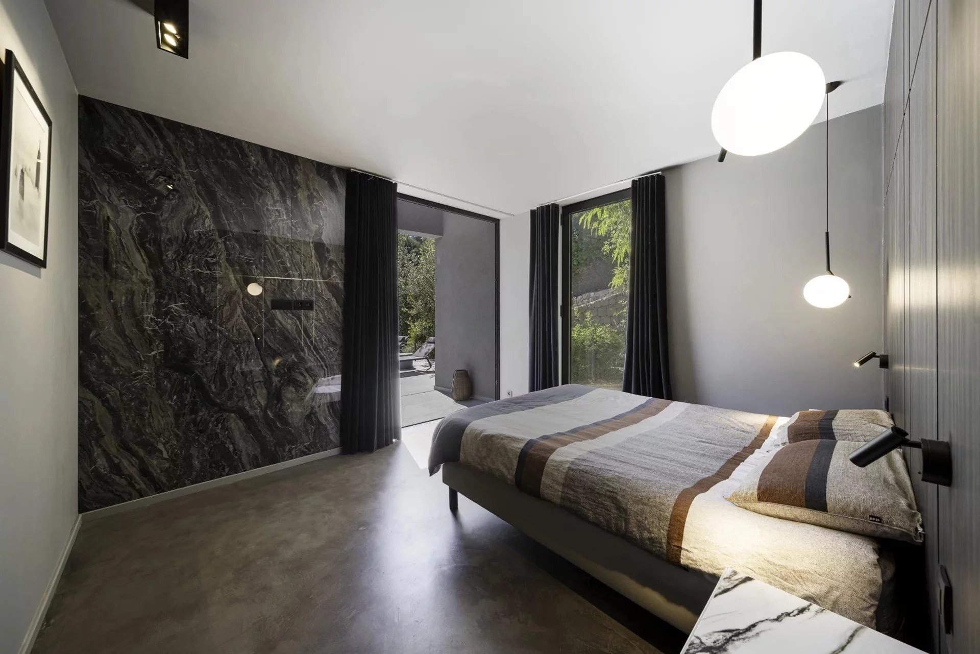 Contemporaine à pied du village 10