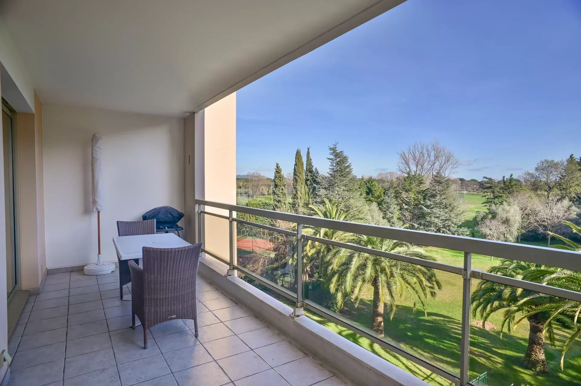 VENDU - EXCLUSIVITE - Mandelieu - Face au golf Old Course - Beau 2/3P, terrasse 14m² vue verdure/golf. Piscine, tennis, parking privatif