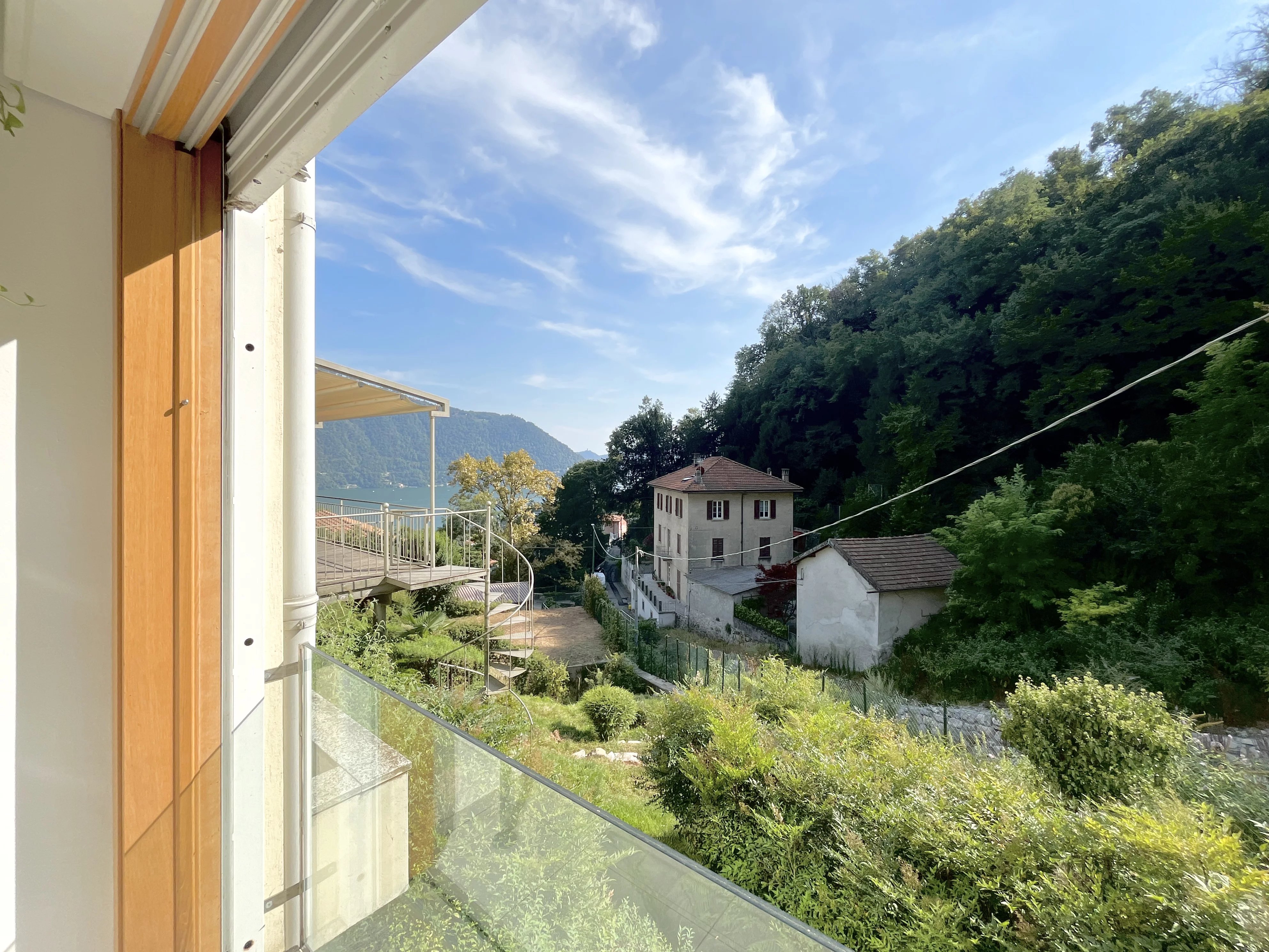 Appartement avec Plafonds Hauts, Baies Vitrées Panoramiques et Jardin Privé au Cœur de Cernobbio - picture 31 title=