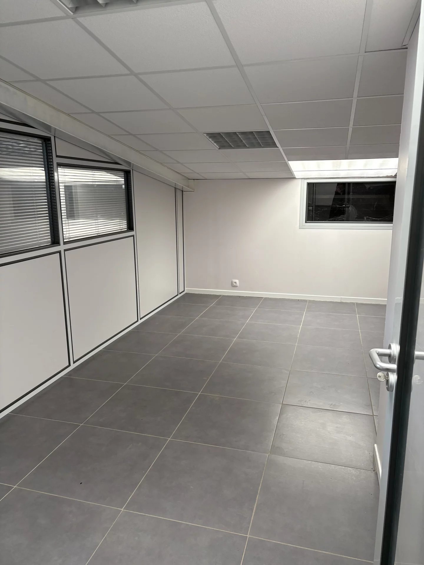 Bureaux à louer – 3 pièces – 69380 Lissieu – 2 parkings  - 84 m²