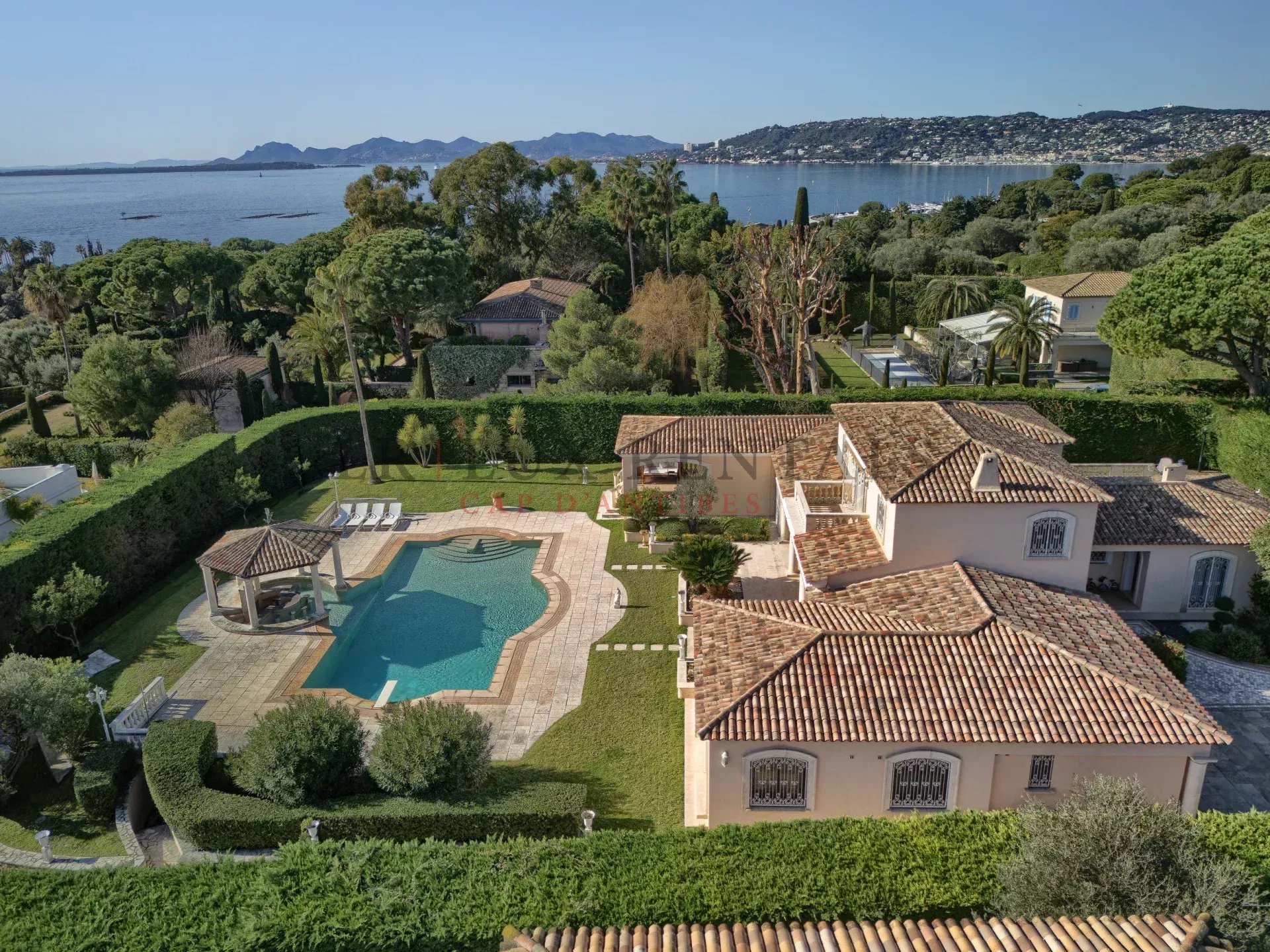 Cap d'Antibes, versant ouest, Luxueuse villa dans un domaine fermé