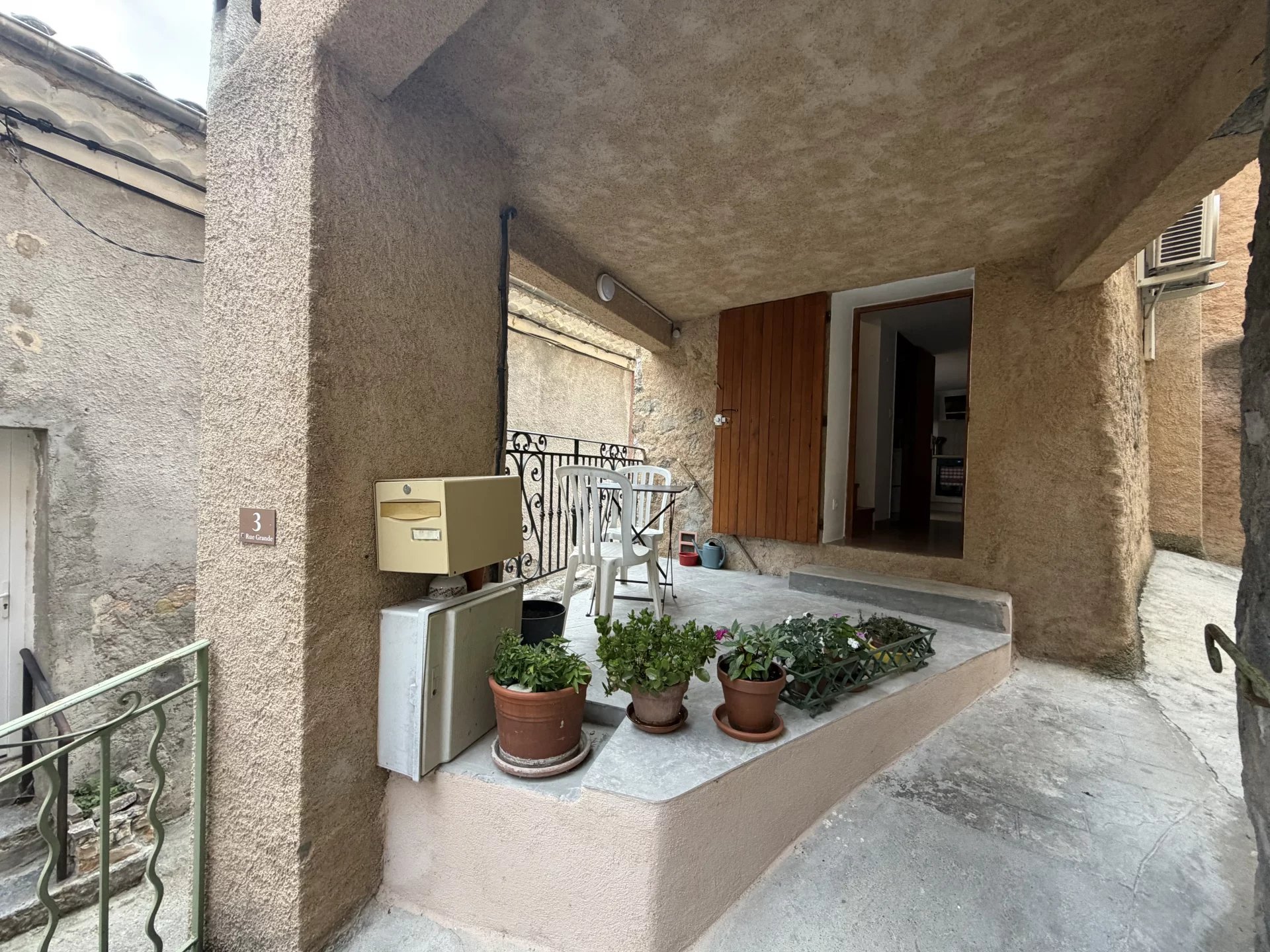 Maison de village divisée  en deux appartements, 2 pièces avec terrasse et 1 studio indépendant