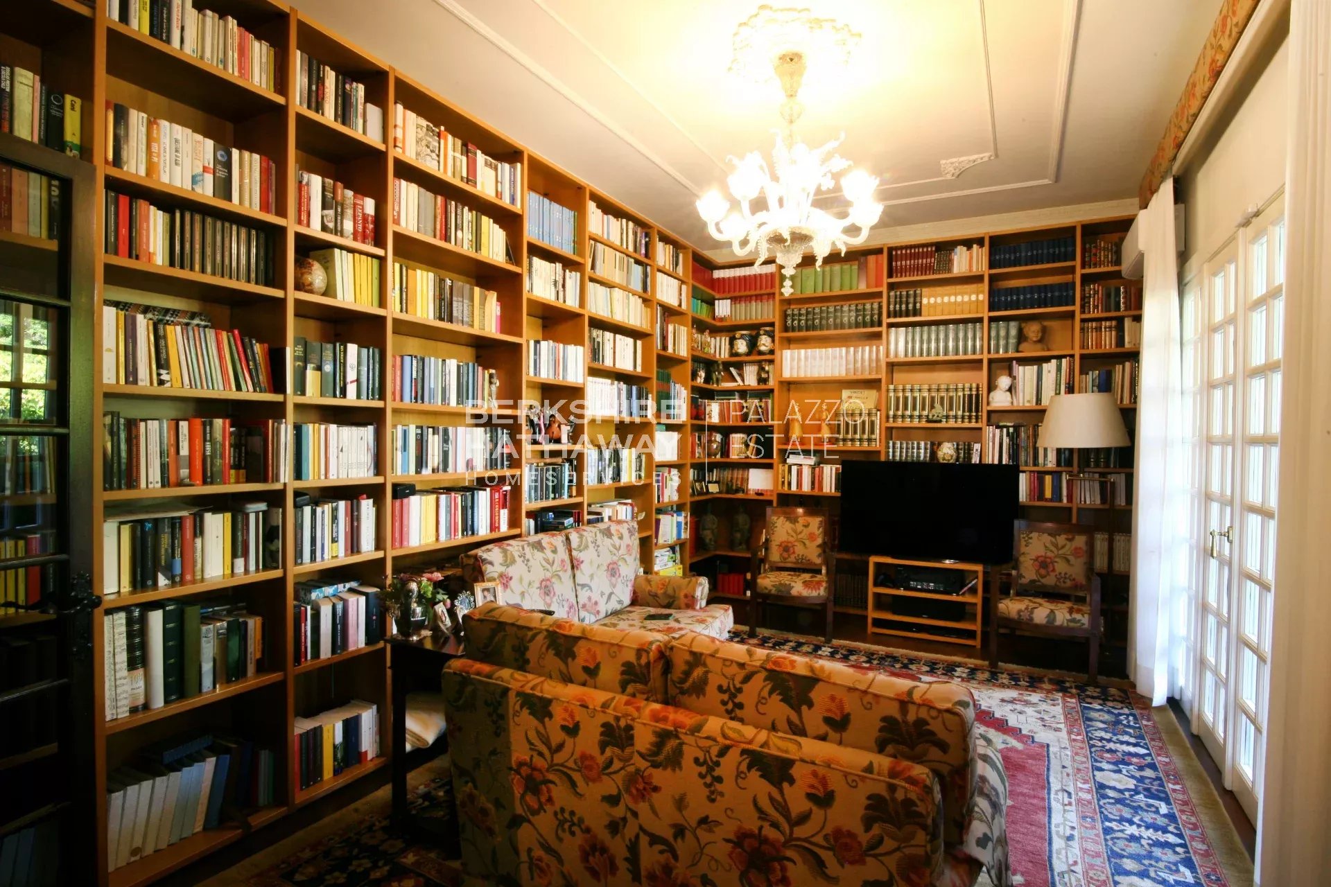 Magnificent detached villa with a large garden, minutes from the sea and Pietrasanta