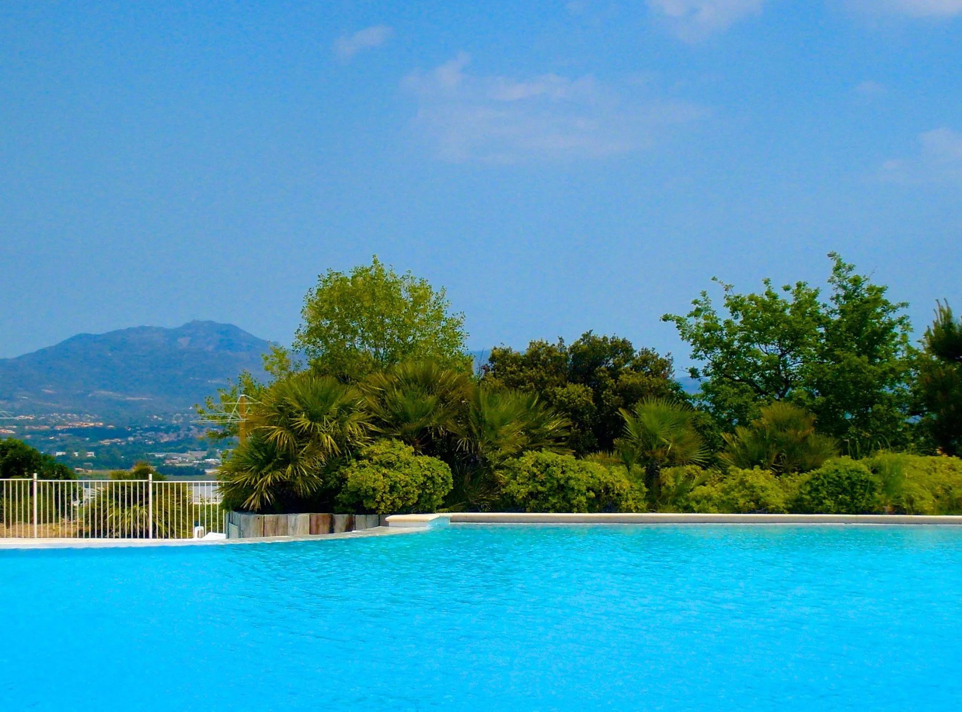 Roquebrune/s Argens, Villa -4 bedrooms -90m2- in luxury domaine, with pool & tennis