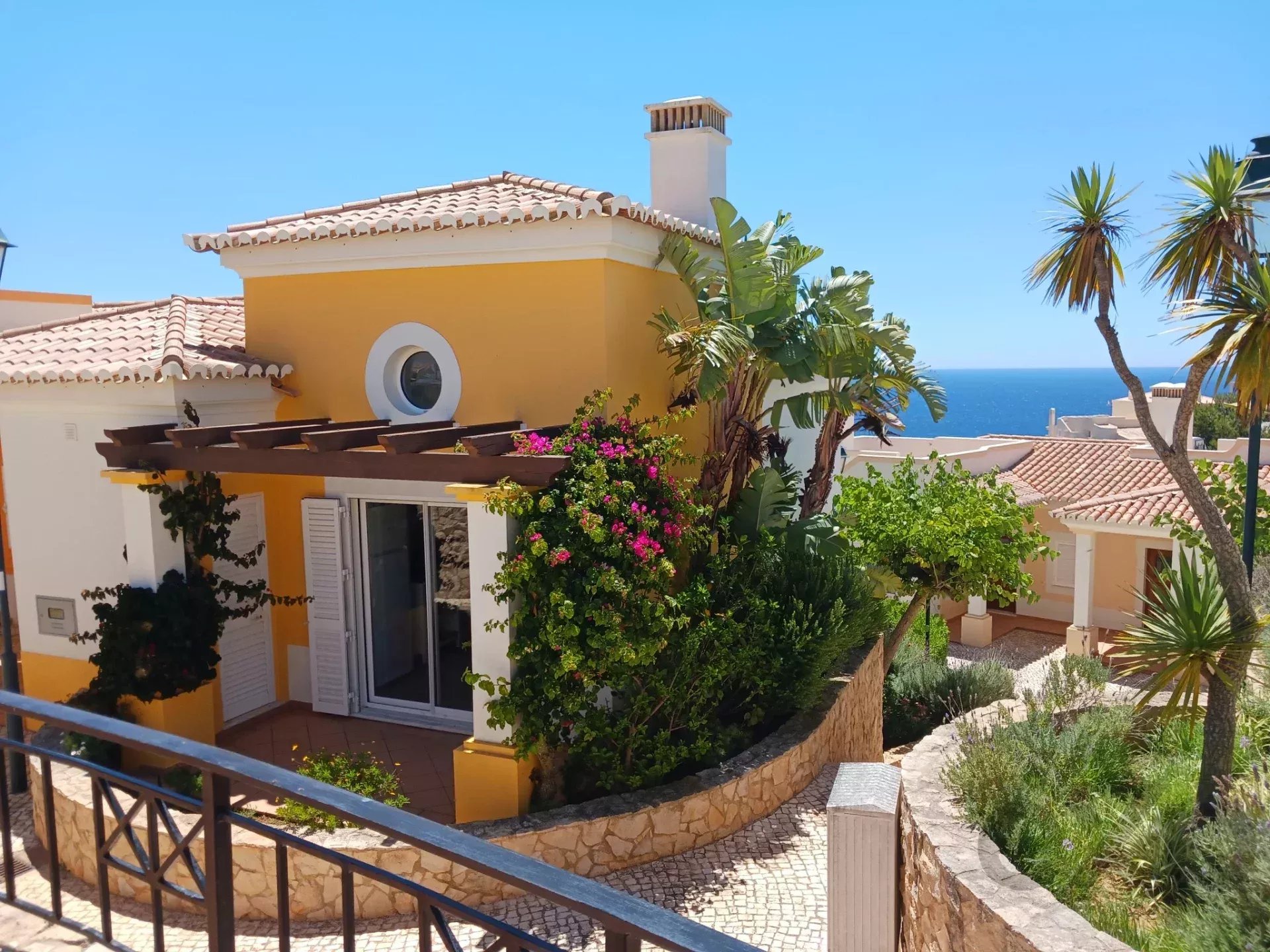 Wonderful 2-Bed Townhouse With Spectacular Ocean Views 86363050 image 2