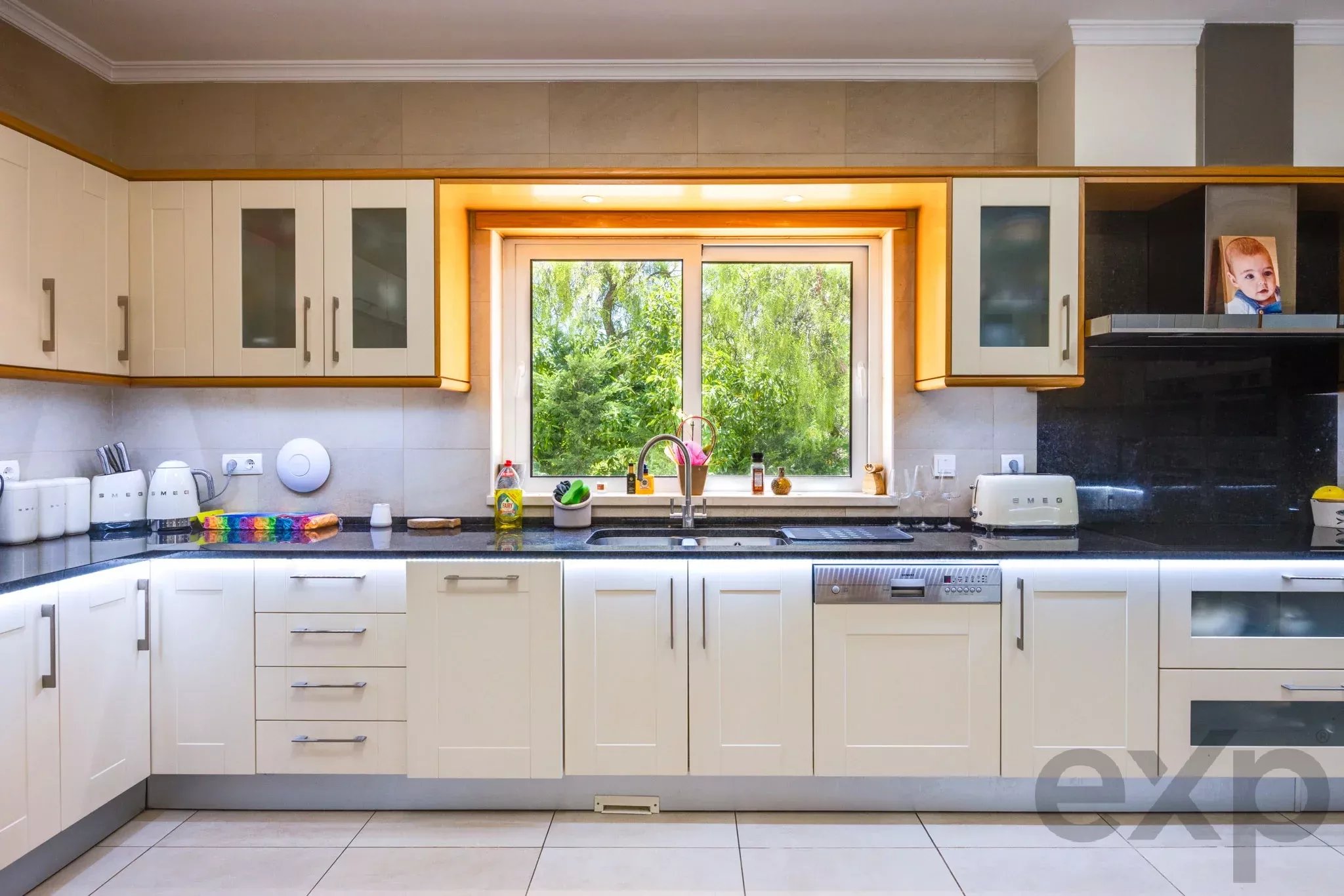 5-Bed American-Style Family Villa with Pool, Between Lagos and Praia da Luz 87053335 image 8