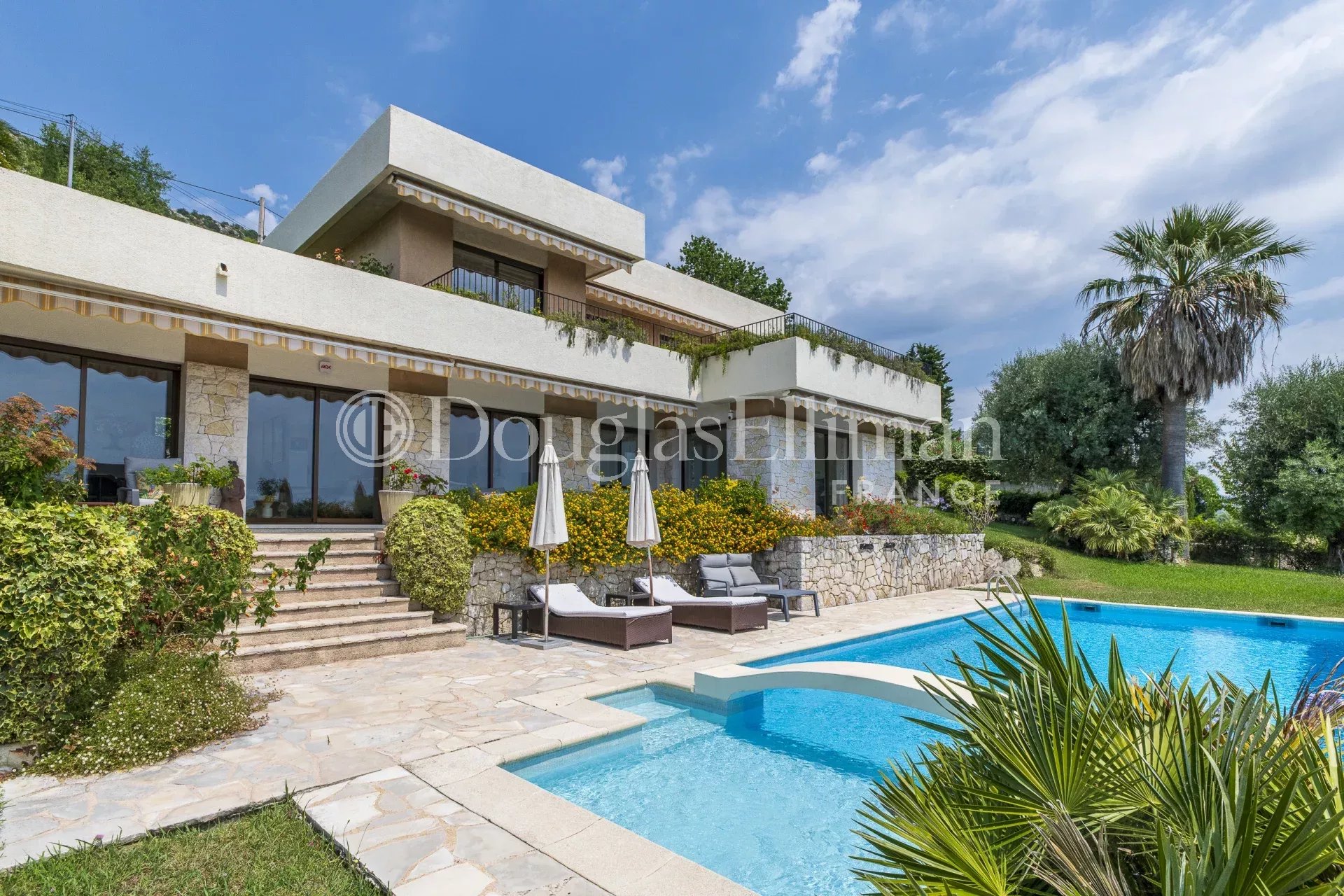 VENCE : Une très belle villa contemporaine avec vue mer panoramique - Image nᵒ2