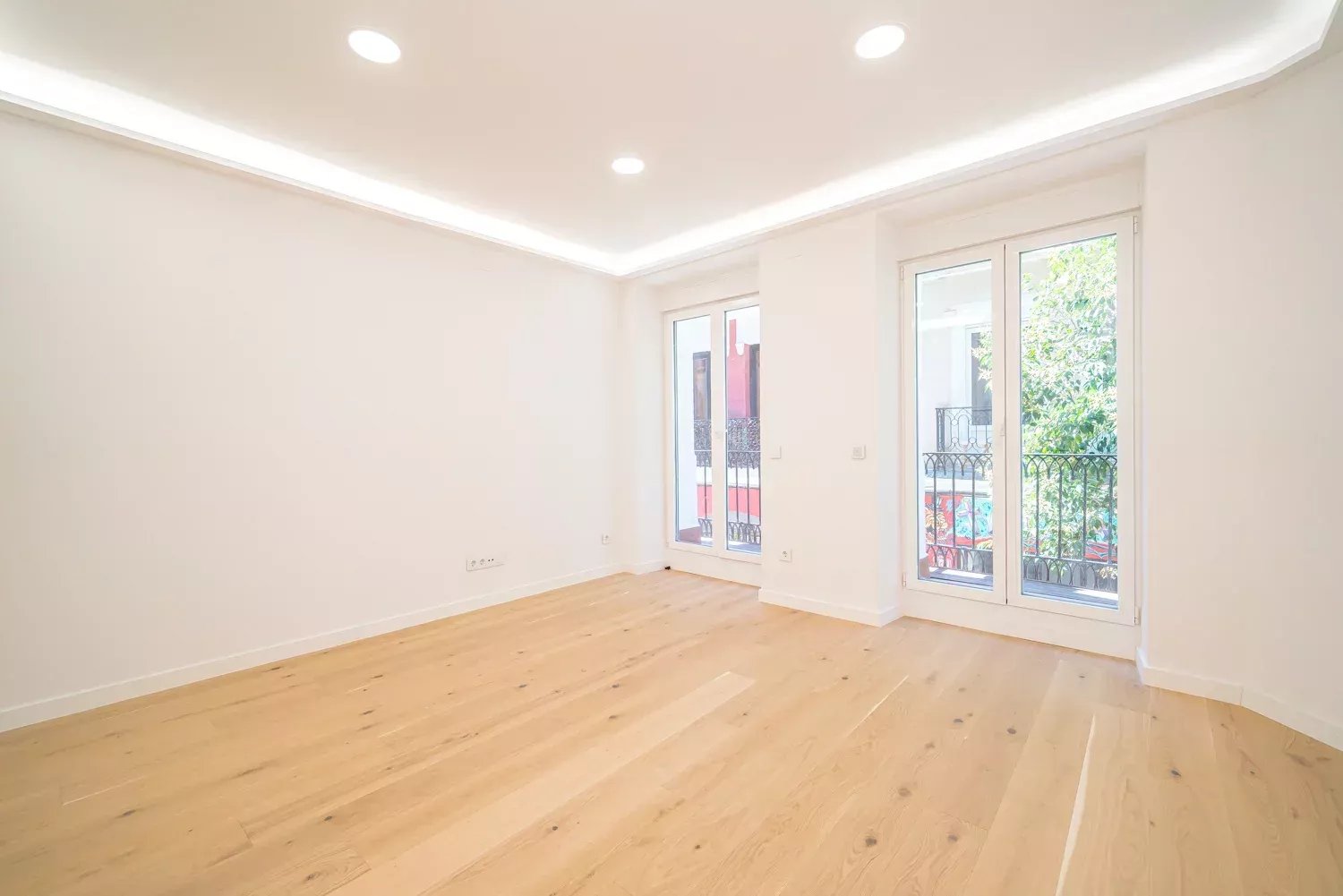 Exclusive flat with comprehensive renovation and balcony on a tree-lined street