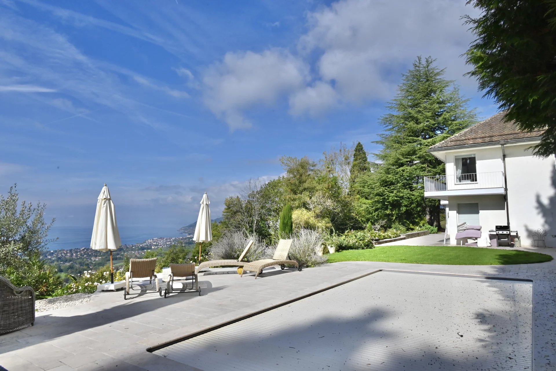 Villa panoramique avec piscine et pool house, grand terrain
