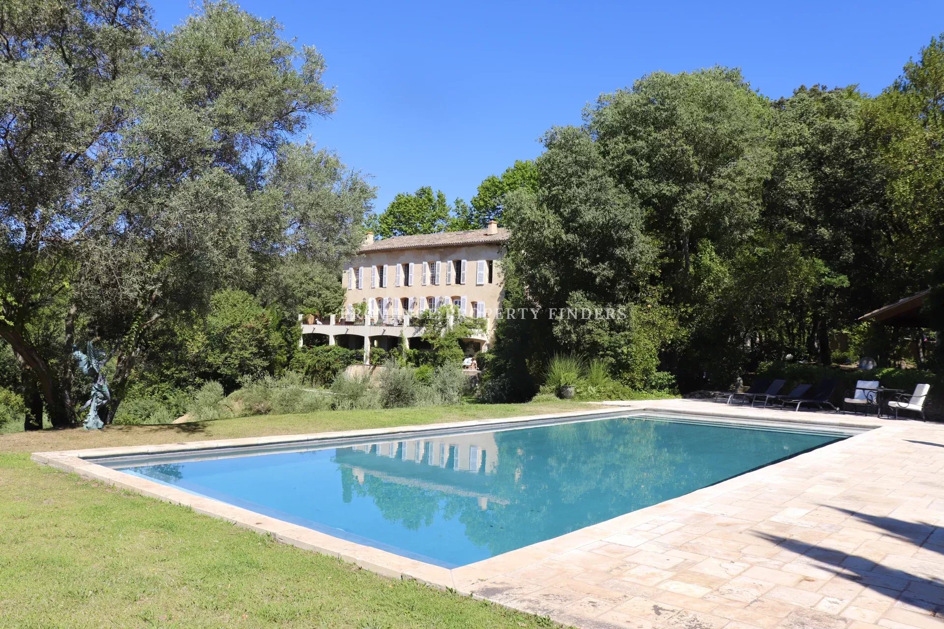 Domaine, hotel particulier (18ème siècle) à vendre.