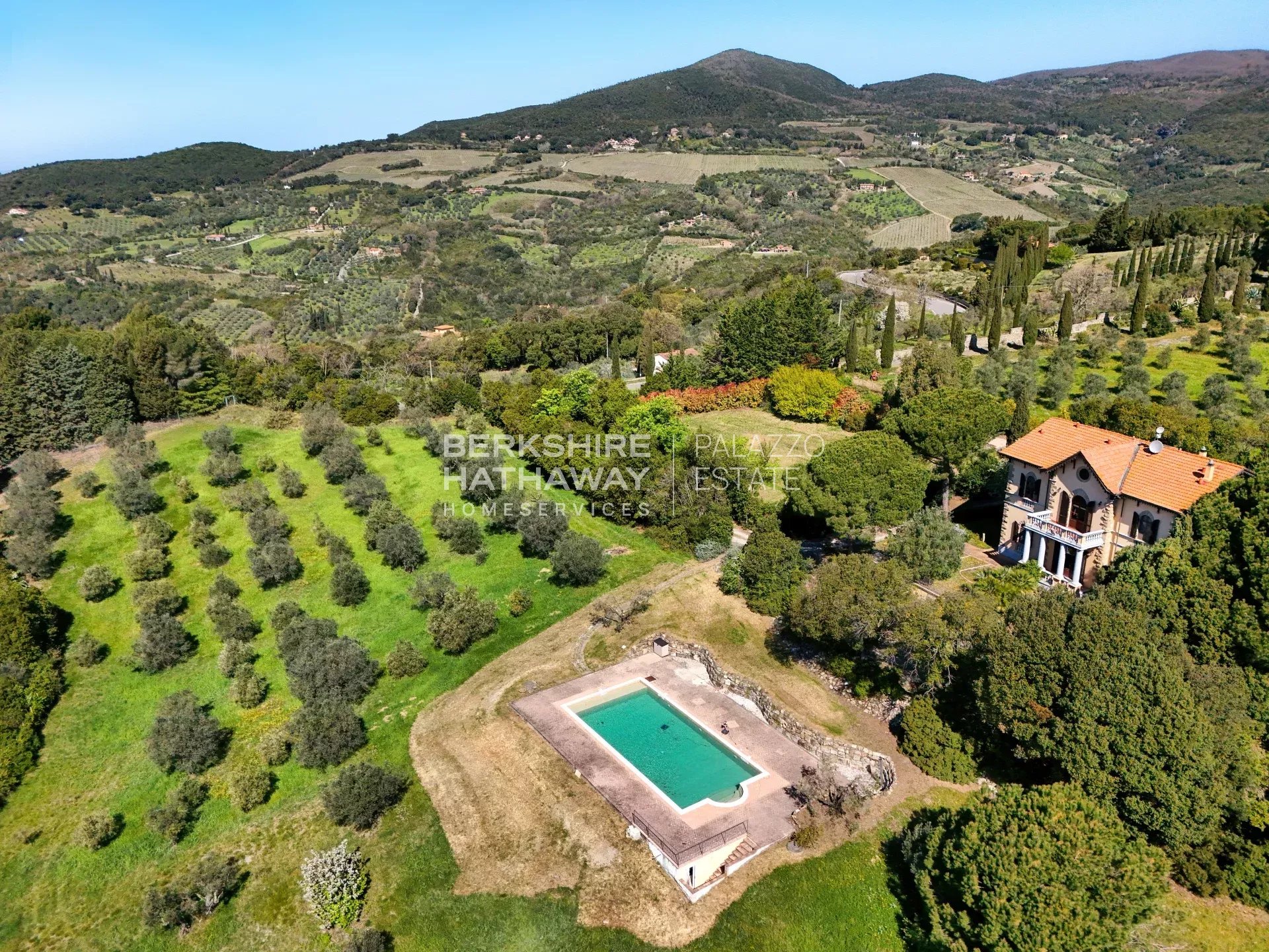 Elegante Villa d'Epoca con Vista Mare e Piscina a Riparbella
