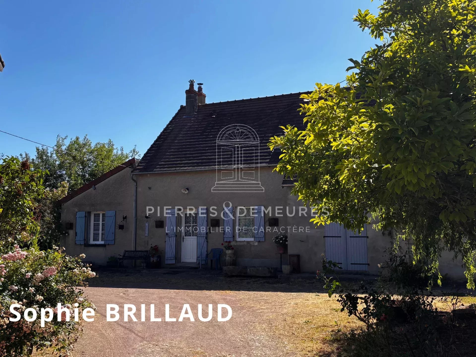 FERMETTE RENOVEE AVEC GRAND JARDIN ARBORE