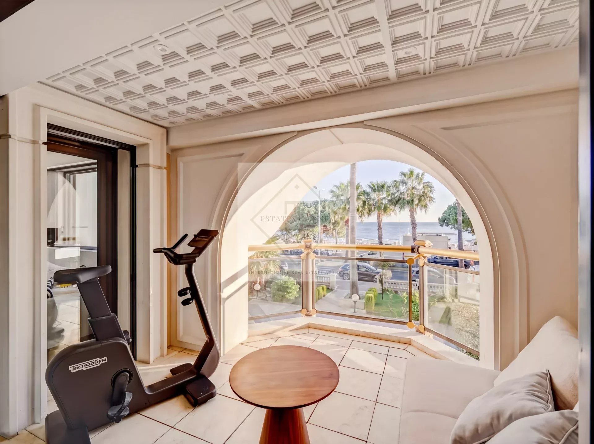 Cannes – Croisette : Appartement d’exception dans résidence historique avec vue mer panoramique — photo 12