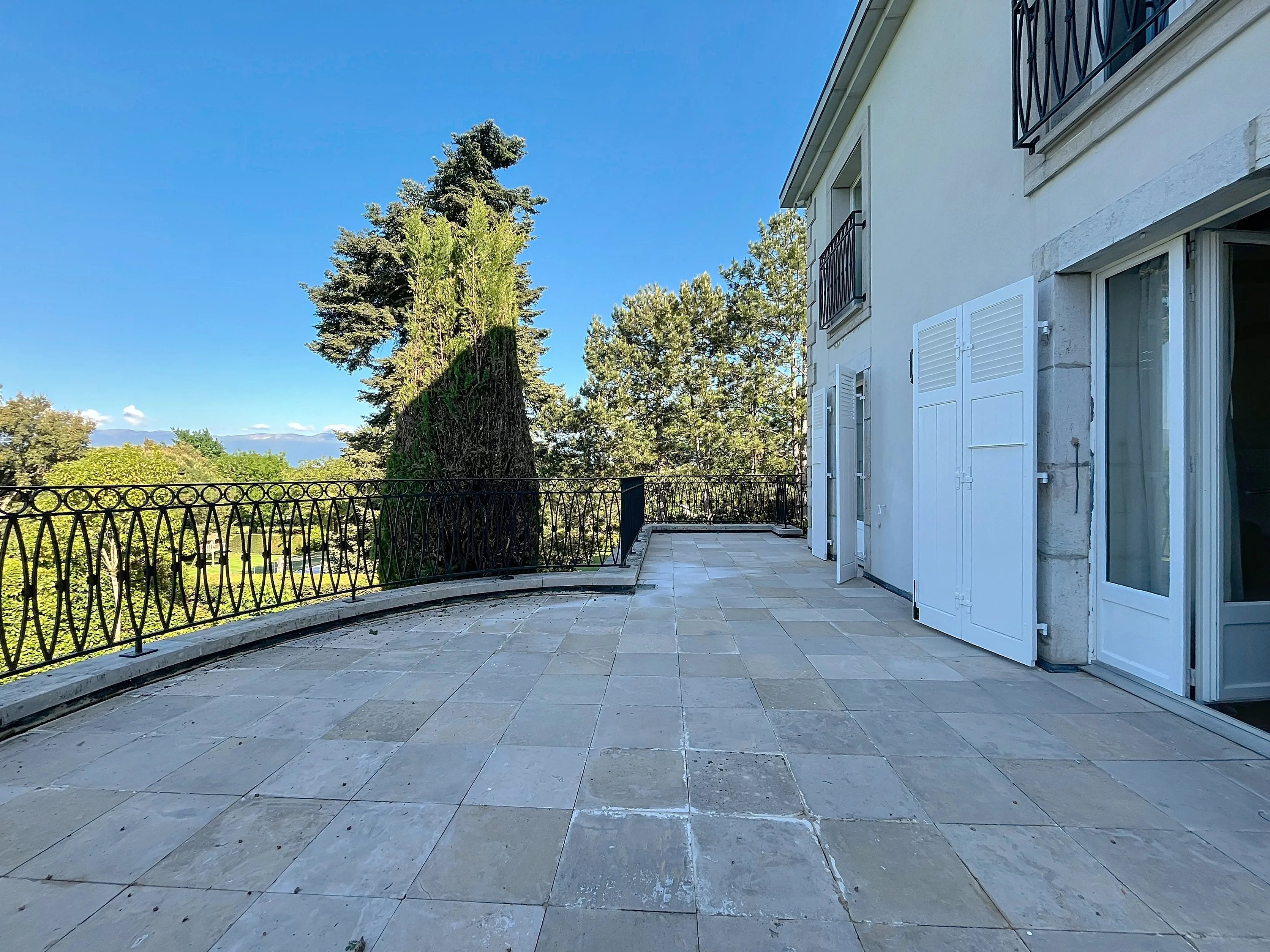 Elégante maison meublée de 10 pièces avec piscine intérieure